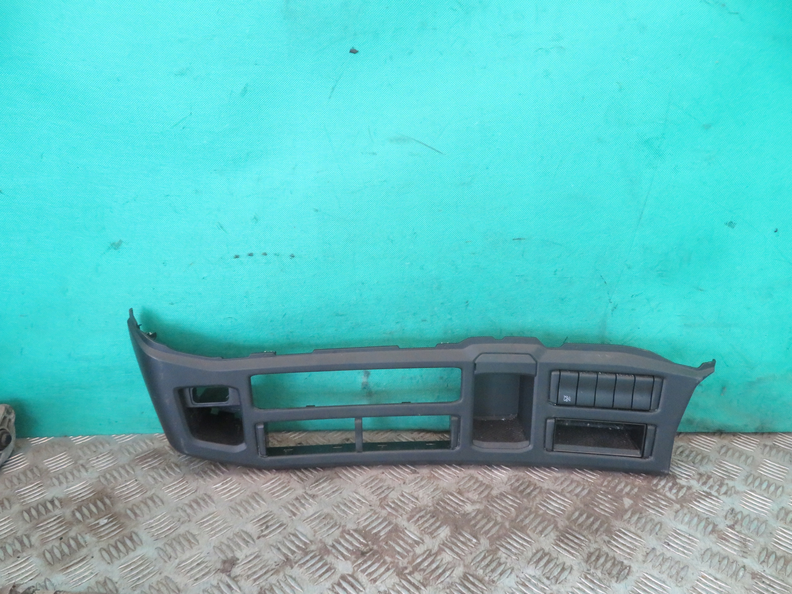 RAHMEN Halter DEKOR PANELU PRZYCISKOW SCANIA G410 23R