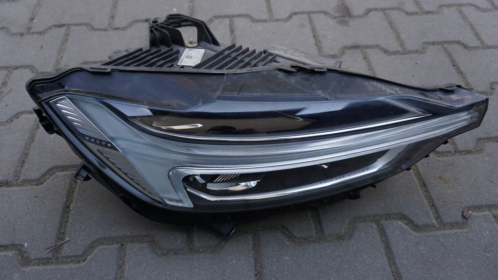 VOLVO XC60 II - light front right MID LED