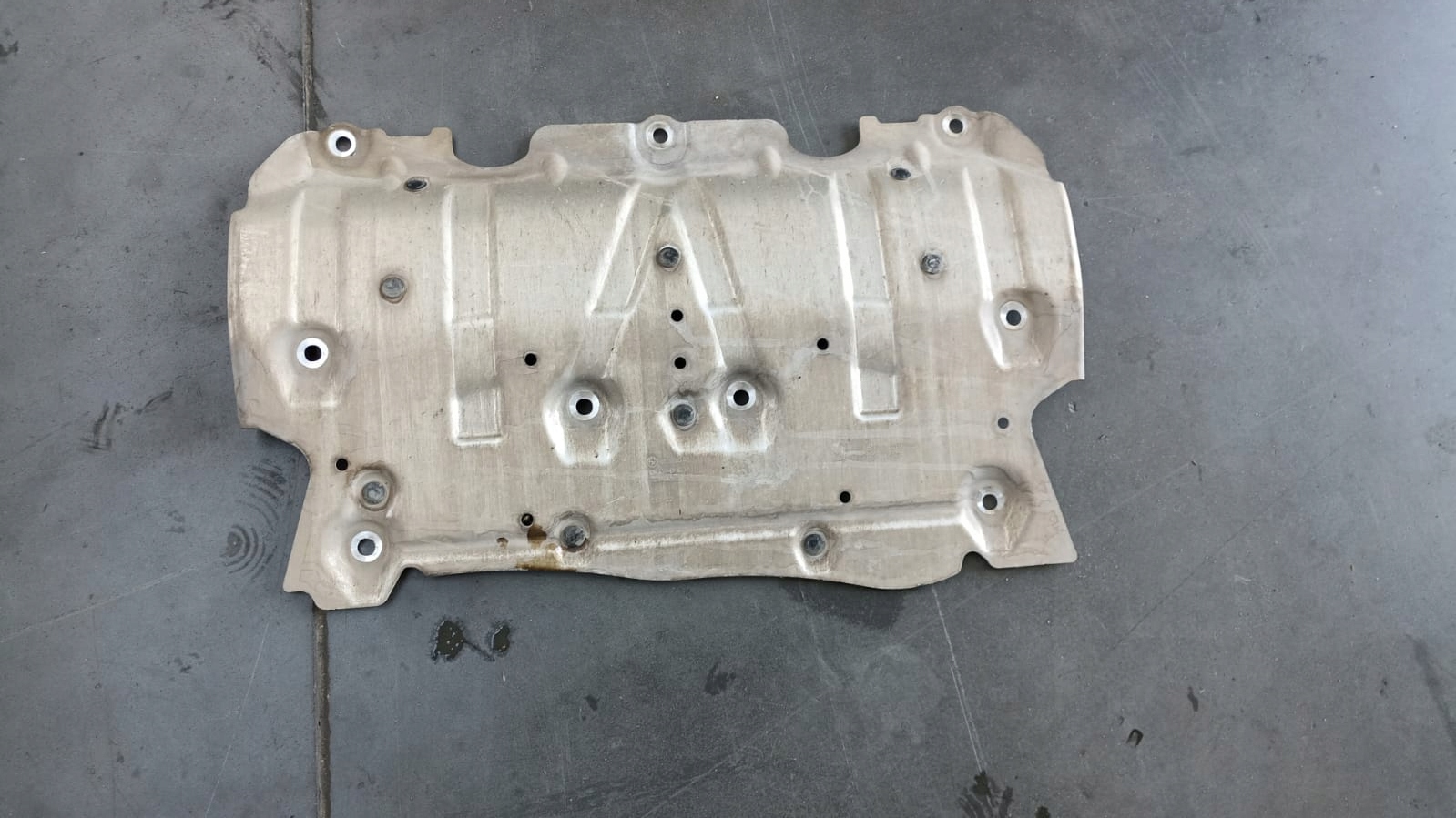BMW G22 floor cover below engine 6878580