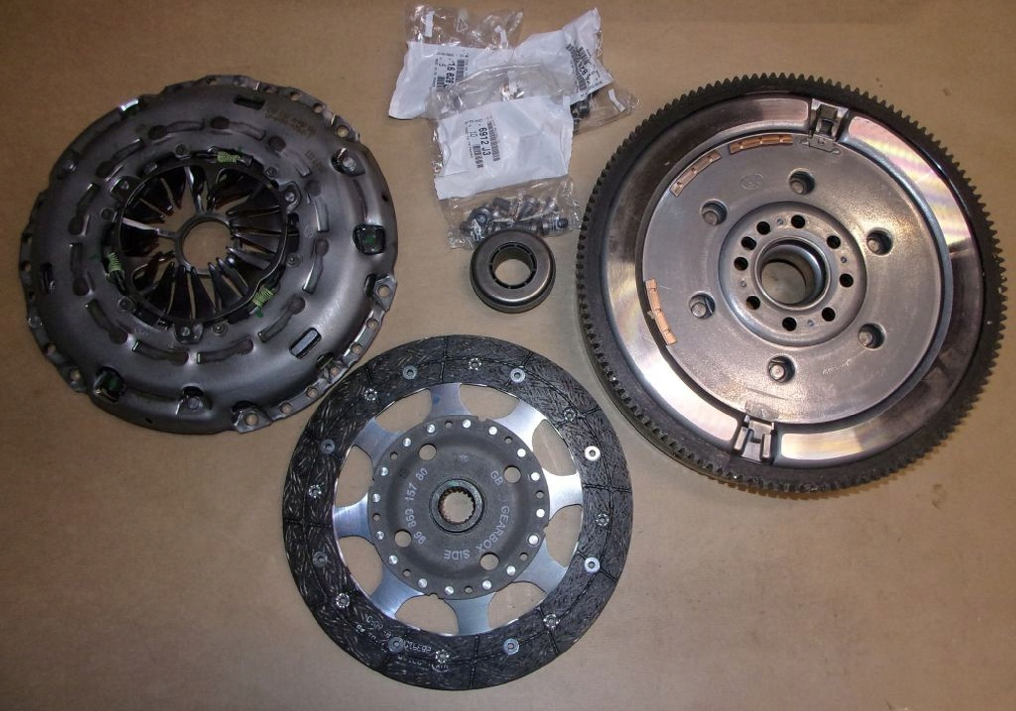 KOŁO DWUMASOWE+SPRZĘGŁO C C4 2.0HDI Numer katalogowy części 1628939280