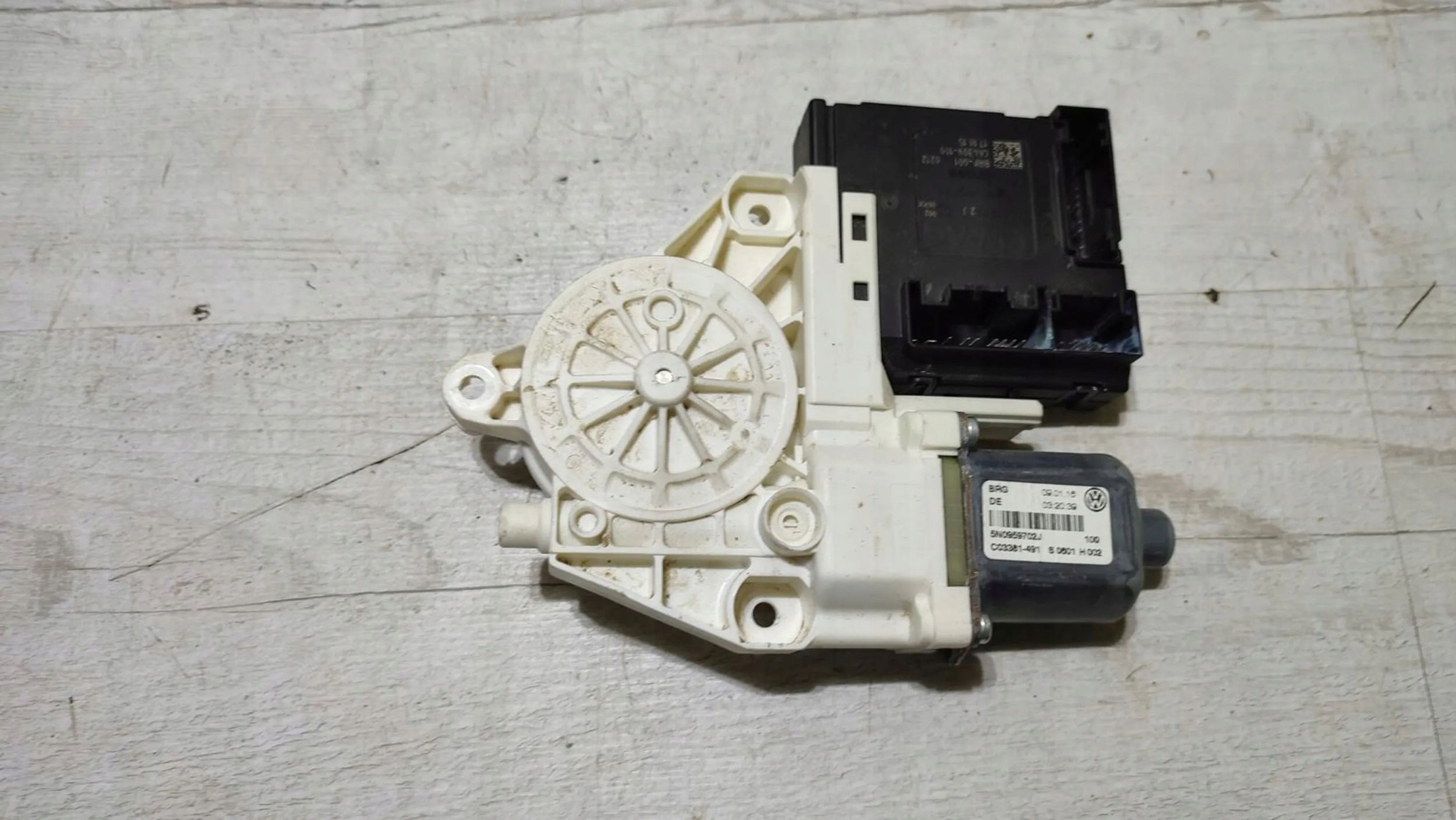 Volkswagen Tiguan Lift 5N0 front side right mini motor windows