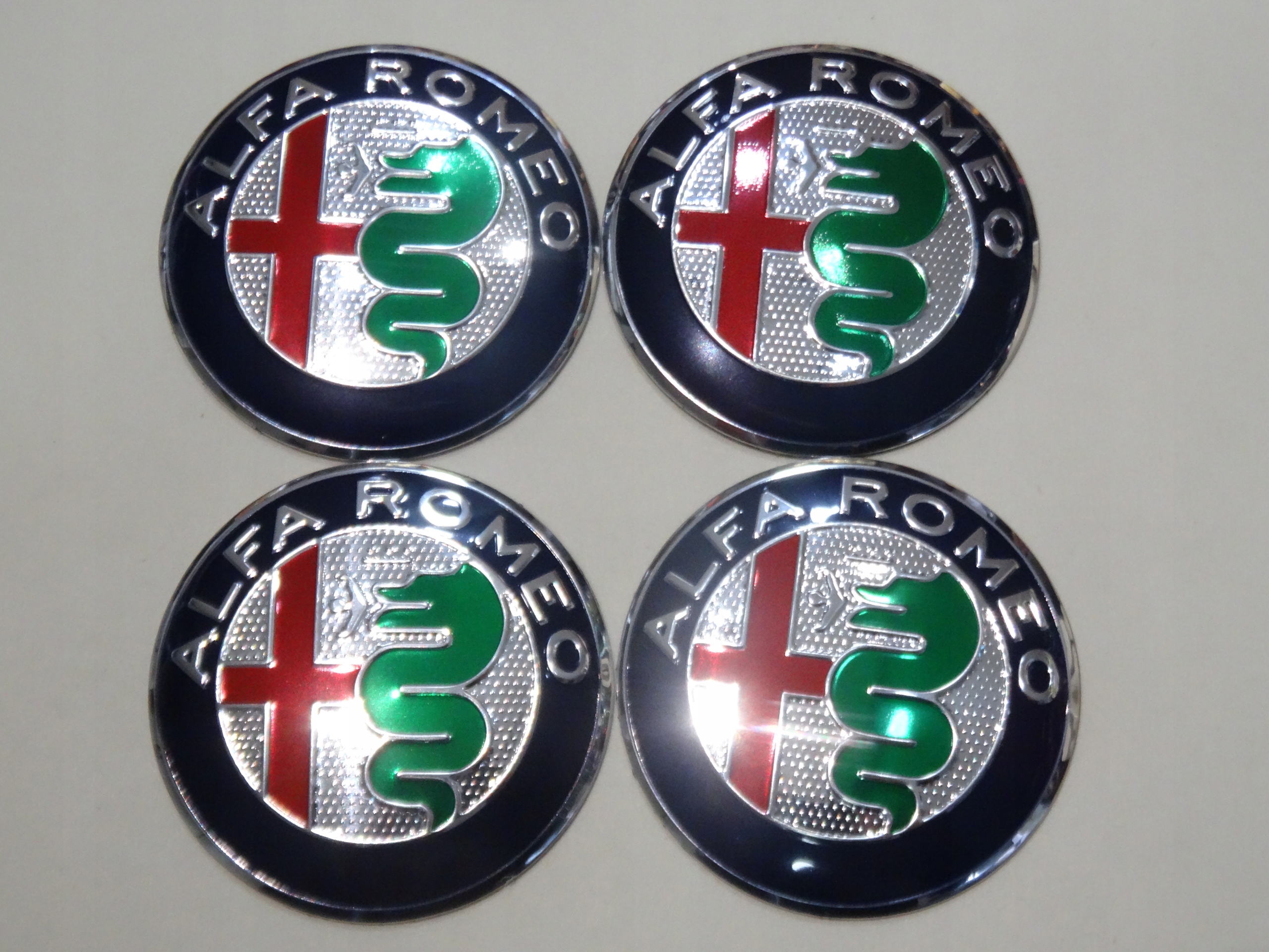 

4x Alu naklejki na dekielki Alfa Romeo 56mm sr/gr