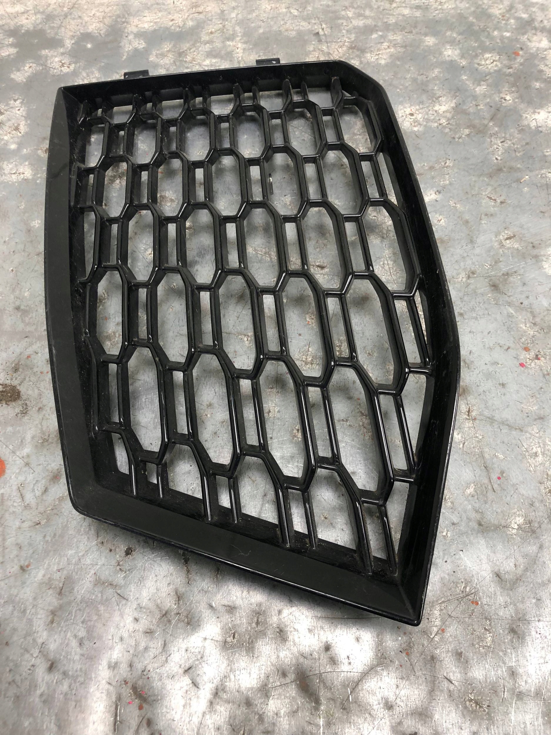grid of a bumper left front AUDI RS5 8W6807681P