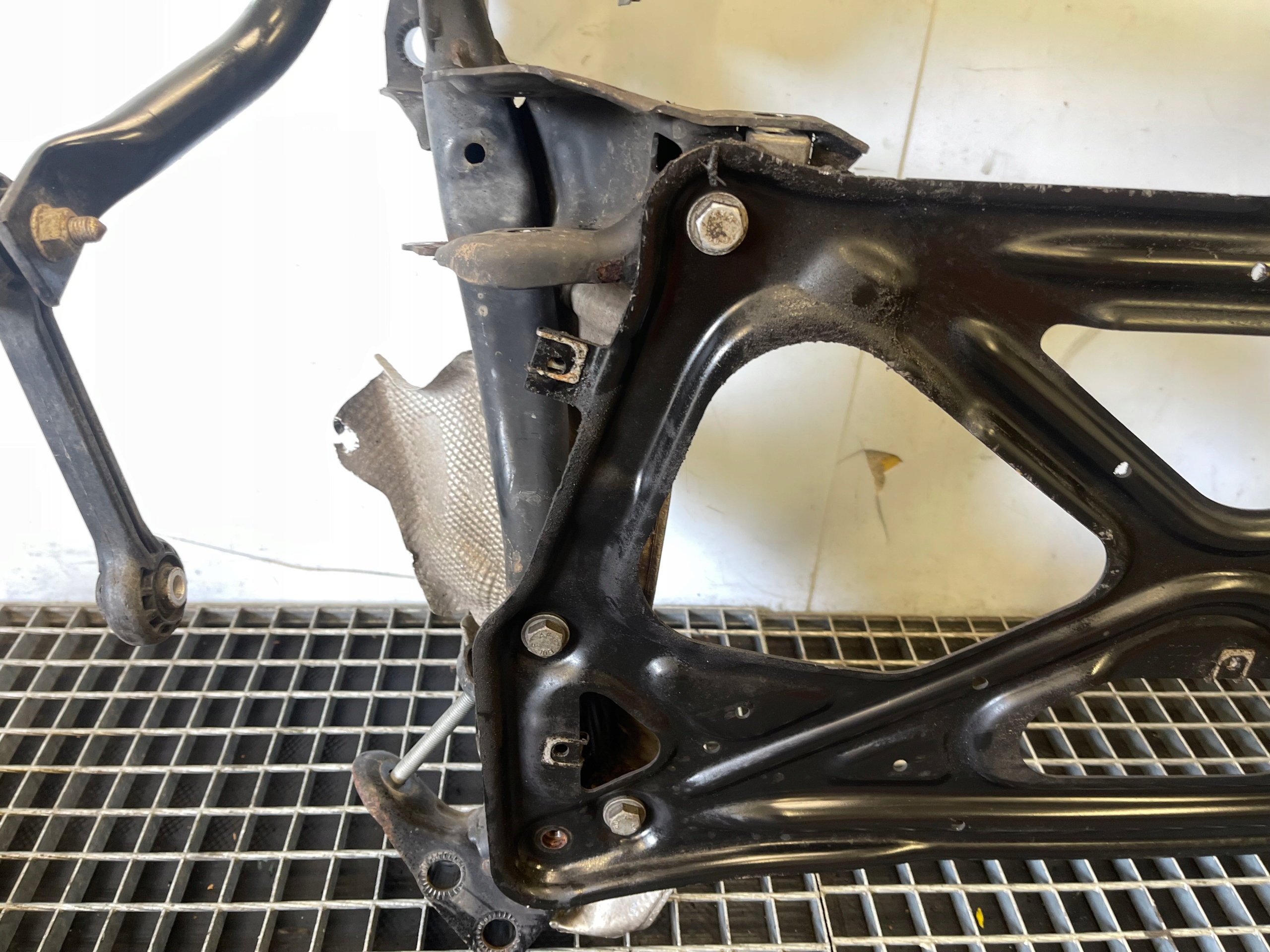AUDI A6 C7 11-18 A7 axle beam front subframe of the engine axle beam TRAWERSA original