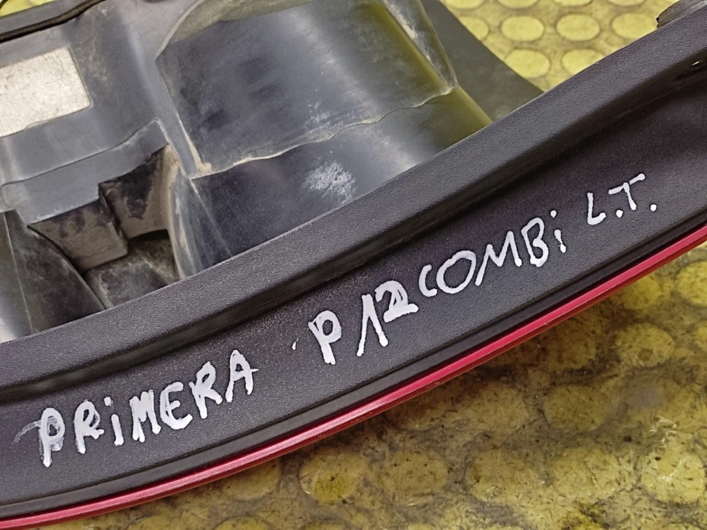 NISSAN PRIMERA P12 KOMBI licht links heck