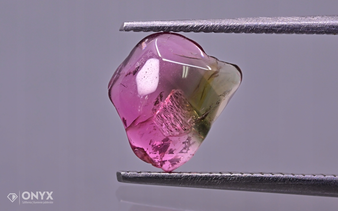 Turmalín konvexní nepravidelná dlažba 7,5x6,5 mm