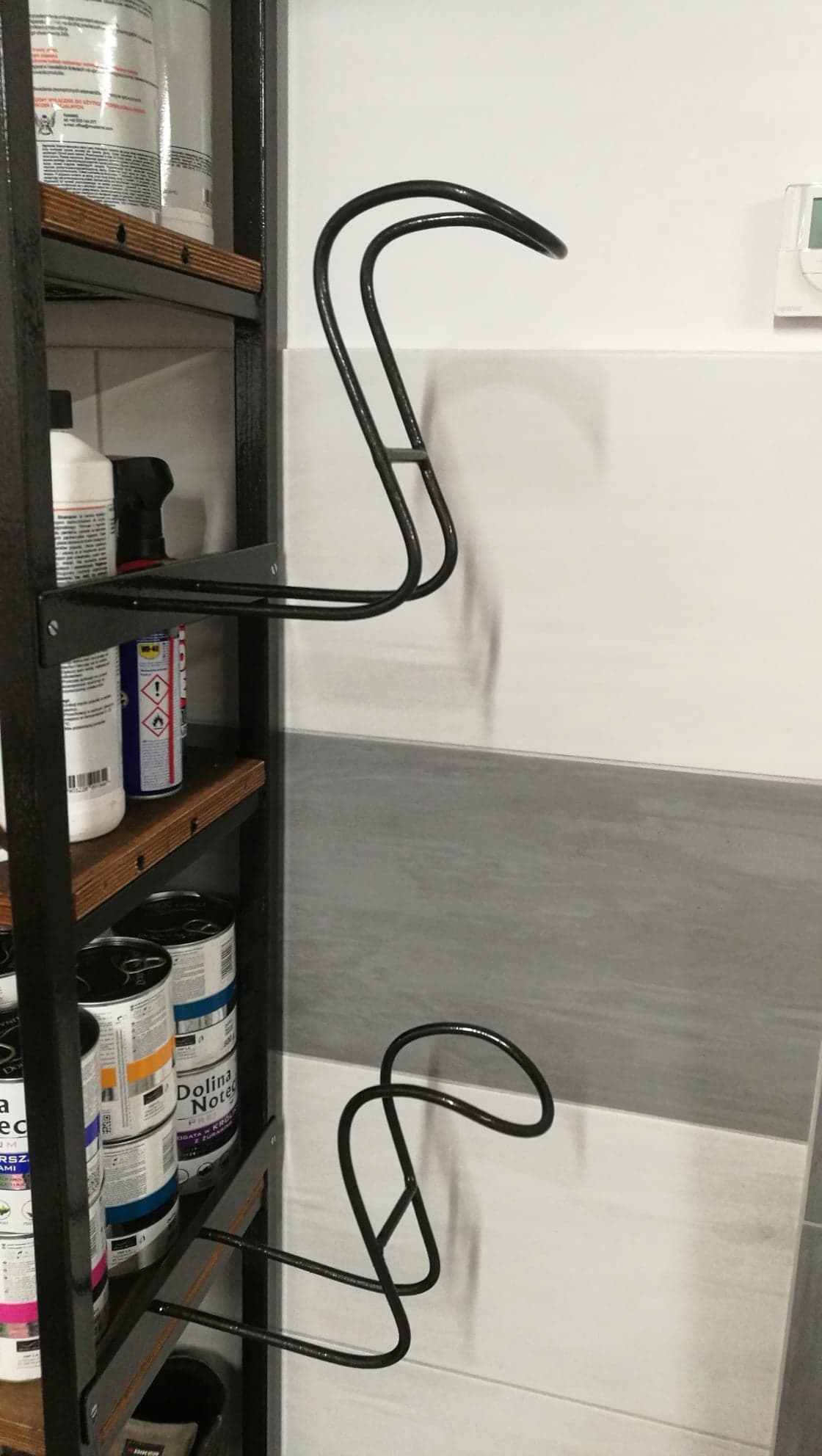 WIESZAK NA KASK / KOMBINEZON STOJAK MOTOCYKLOWY Typ Inny