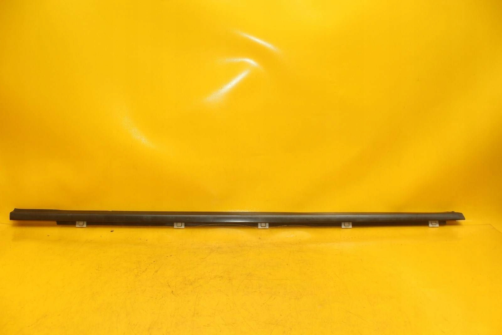 LISTWA DRZWI ZGARNIAJĄCA PRAWY PRZÓD KIA CEED I