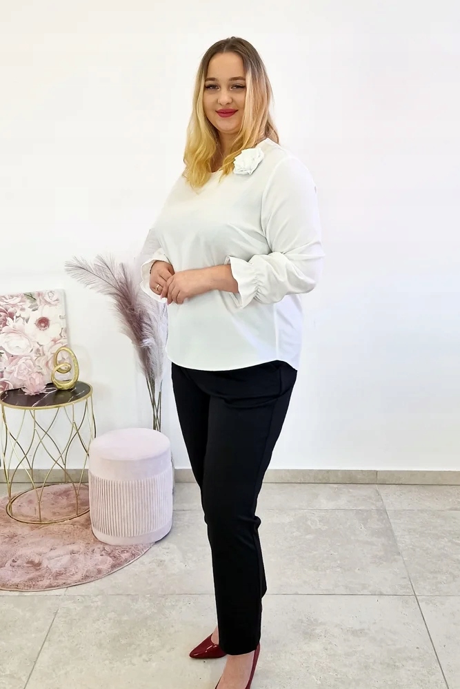 Bílá brokátová dámská halenka s aplikací růže, velikost XL