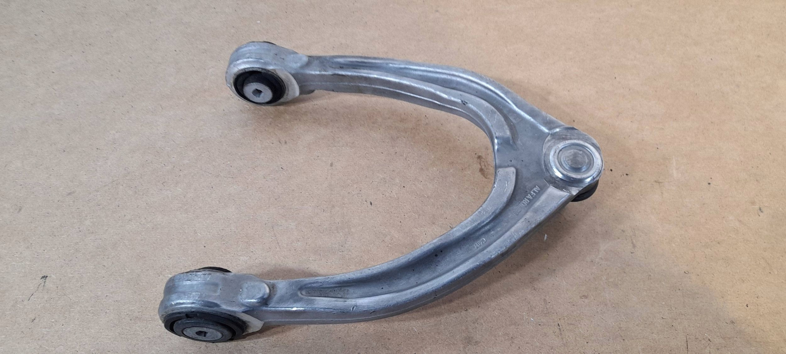Alfa Romeo Giulia arm upper front left K206602 (Q932)