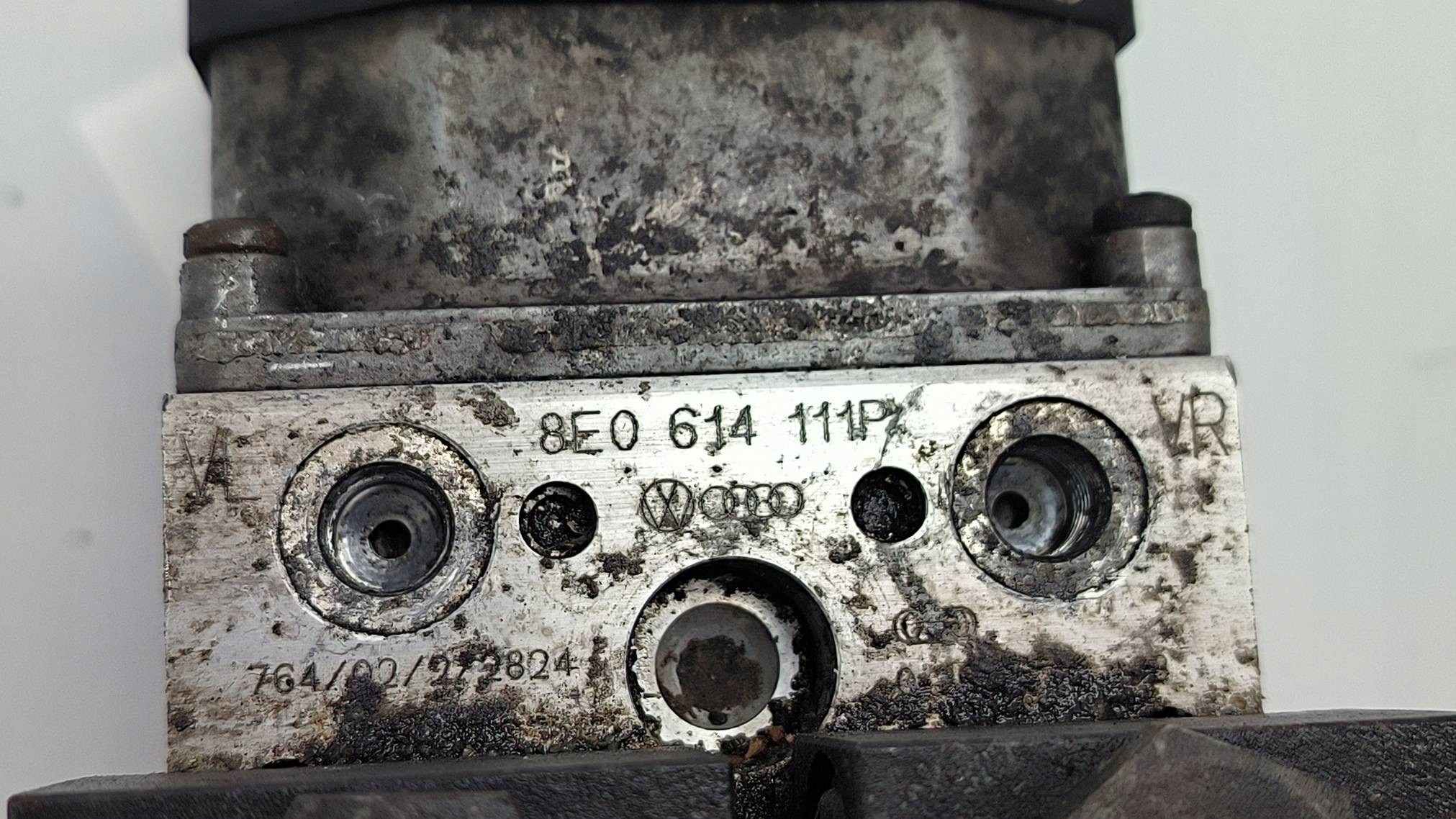 pump ABS brake 8E0614111P VOLKSWAGEN PASSAT B5