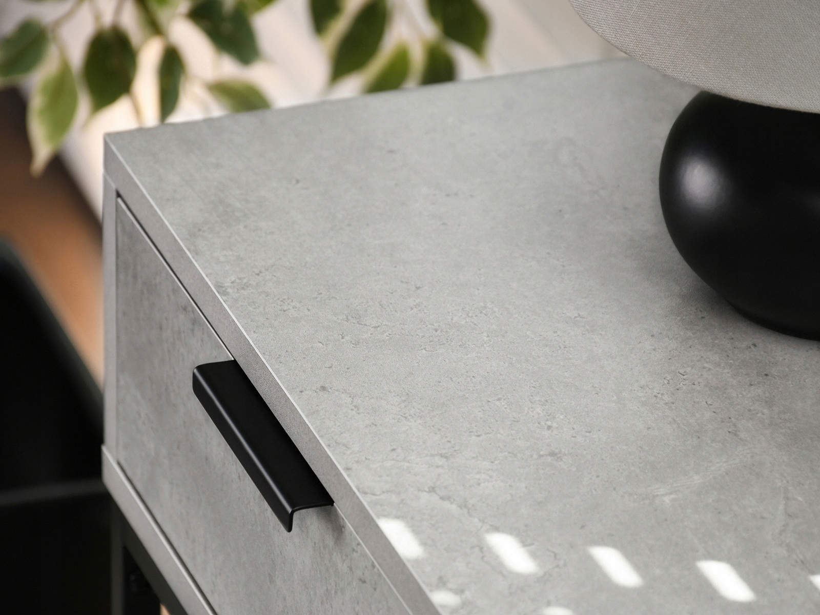 WĄSKA KONSOLA PRZYŚCIENNA Z SZUFLADKĄ NORA S BETON CZARNE METALOWE NOGI Szerokość mebla 40 cm