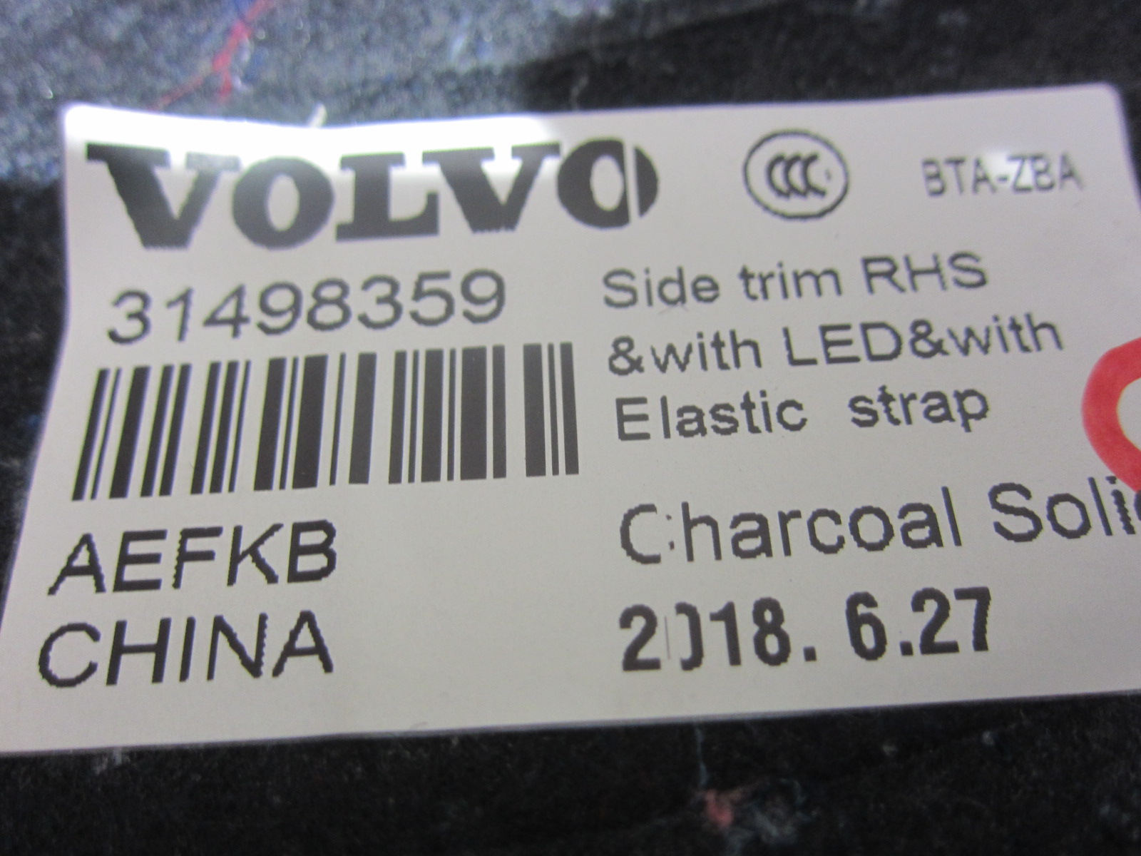 VOLVO XC60 II XC 60 right boot upholstery passenger compartment sump upholstery 31498359
