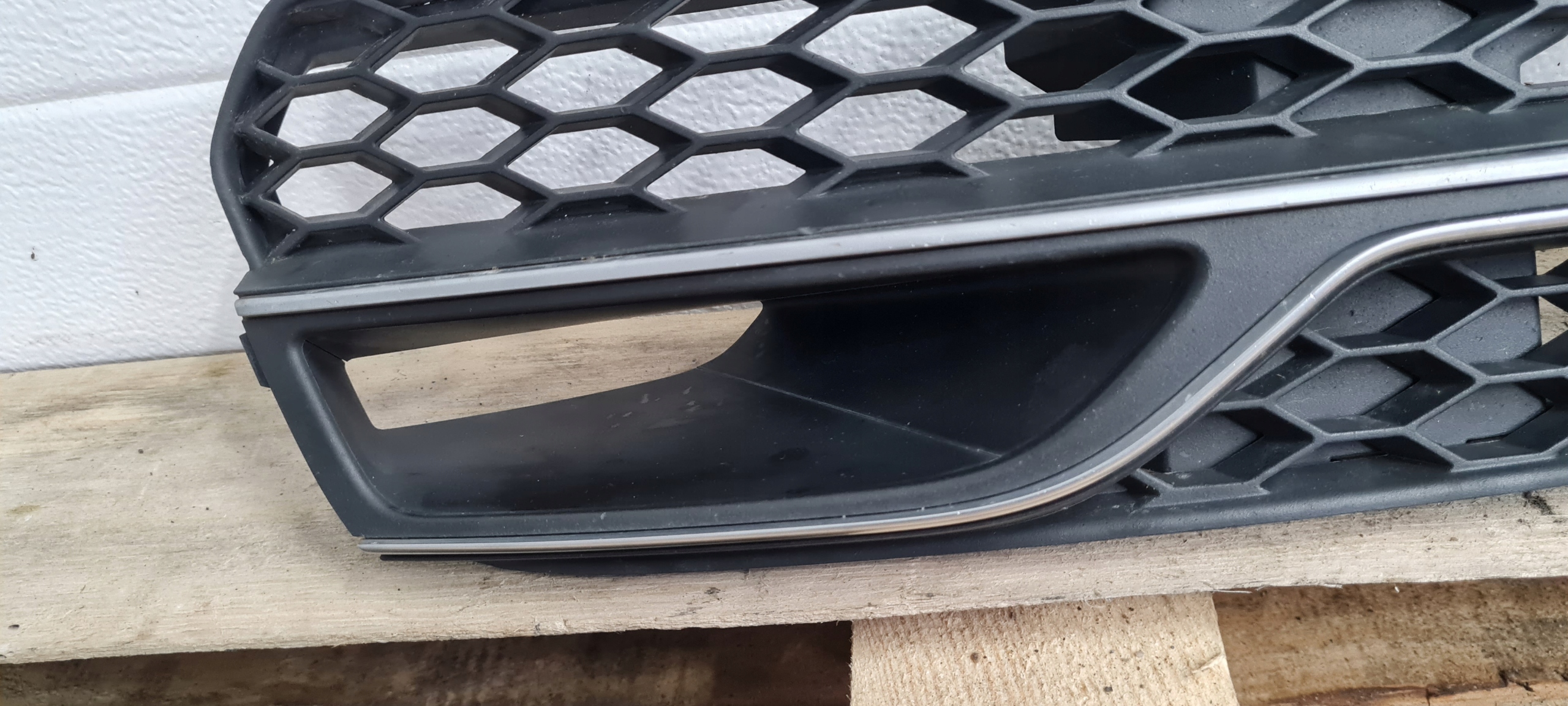 S3 8V sedan A3 grid of a bumper left left front 8V3807151A