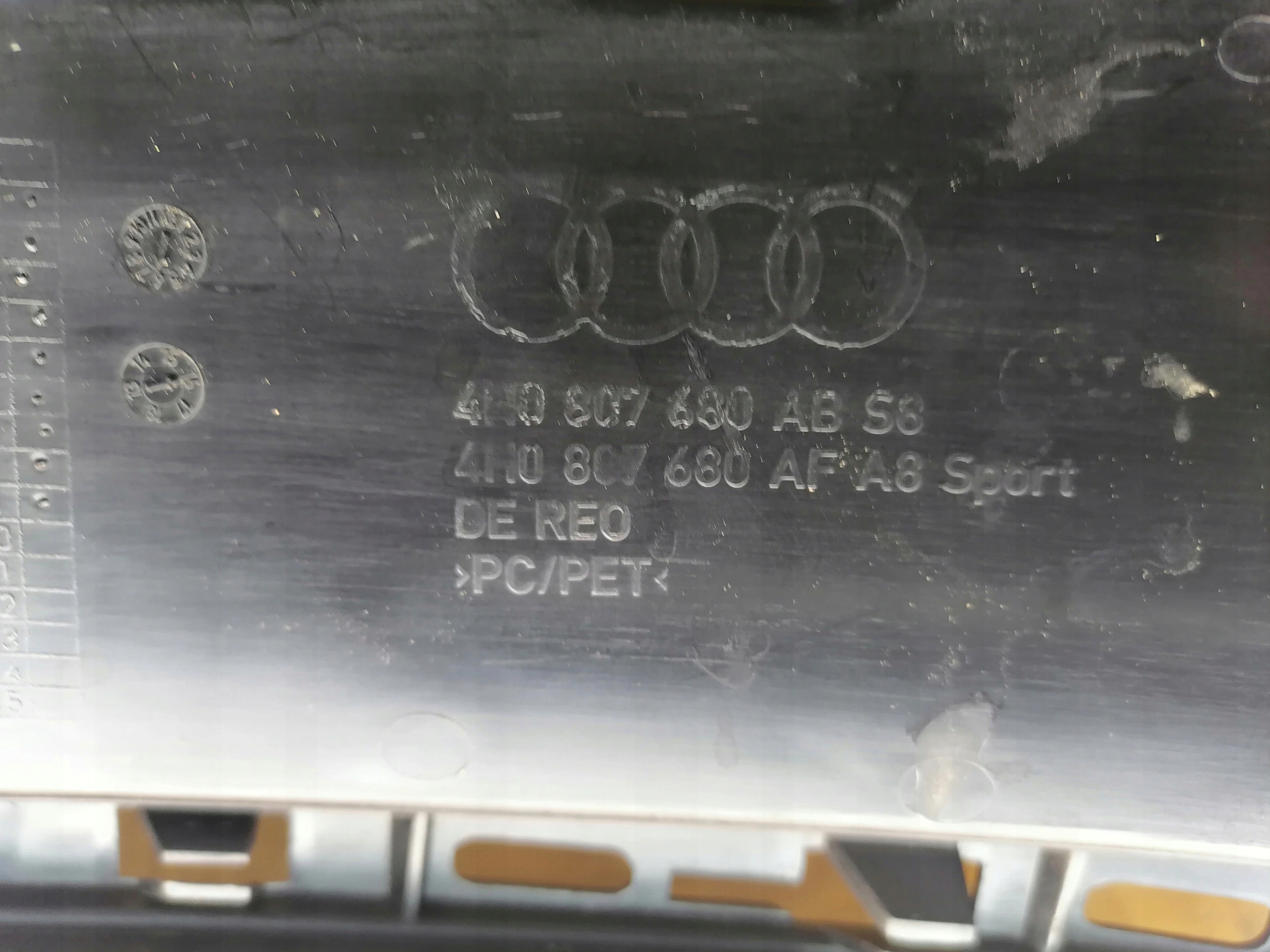 AUDI A8 D4 S8 LIFT grid of a bumper right 4H0807680