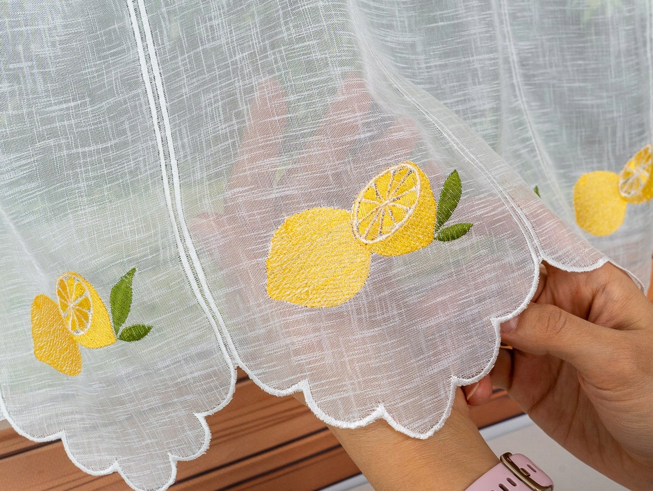 Krátká záclona do kuchyně na tyč 60x500 žluté citrony vyšívaná vitrážová záclona