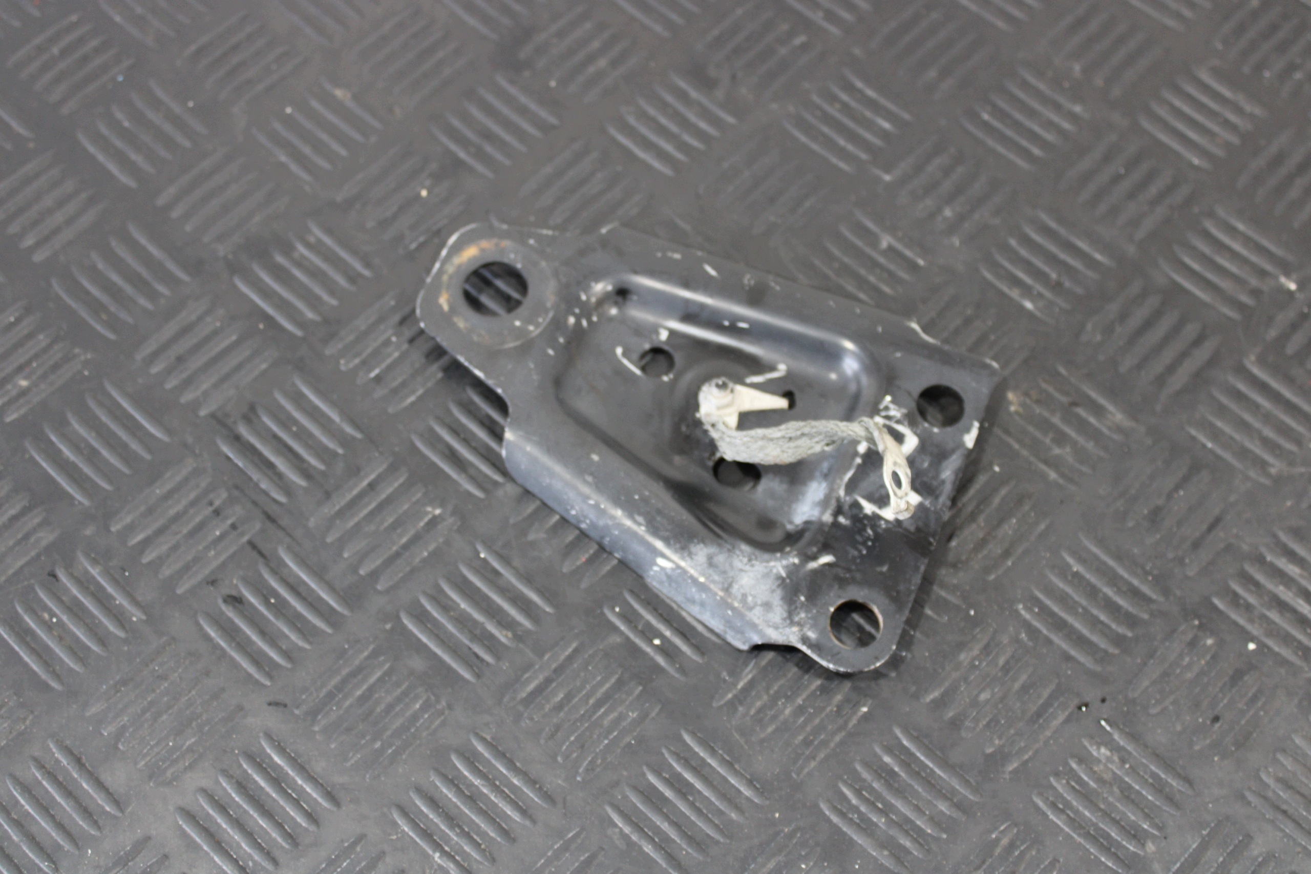 holder console springing left 32216401 VOLVO S60 V60 III 3 2.0D