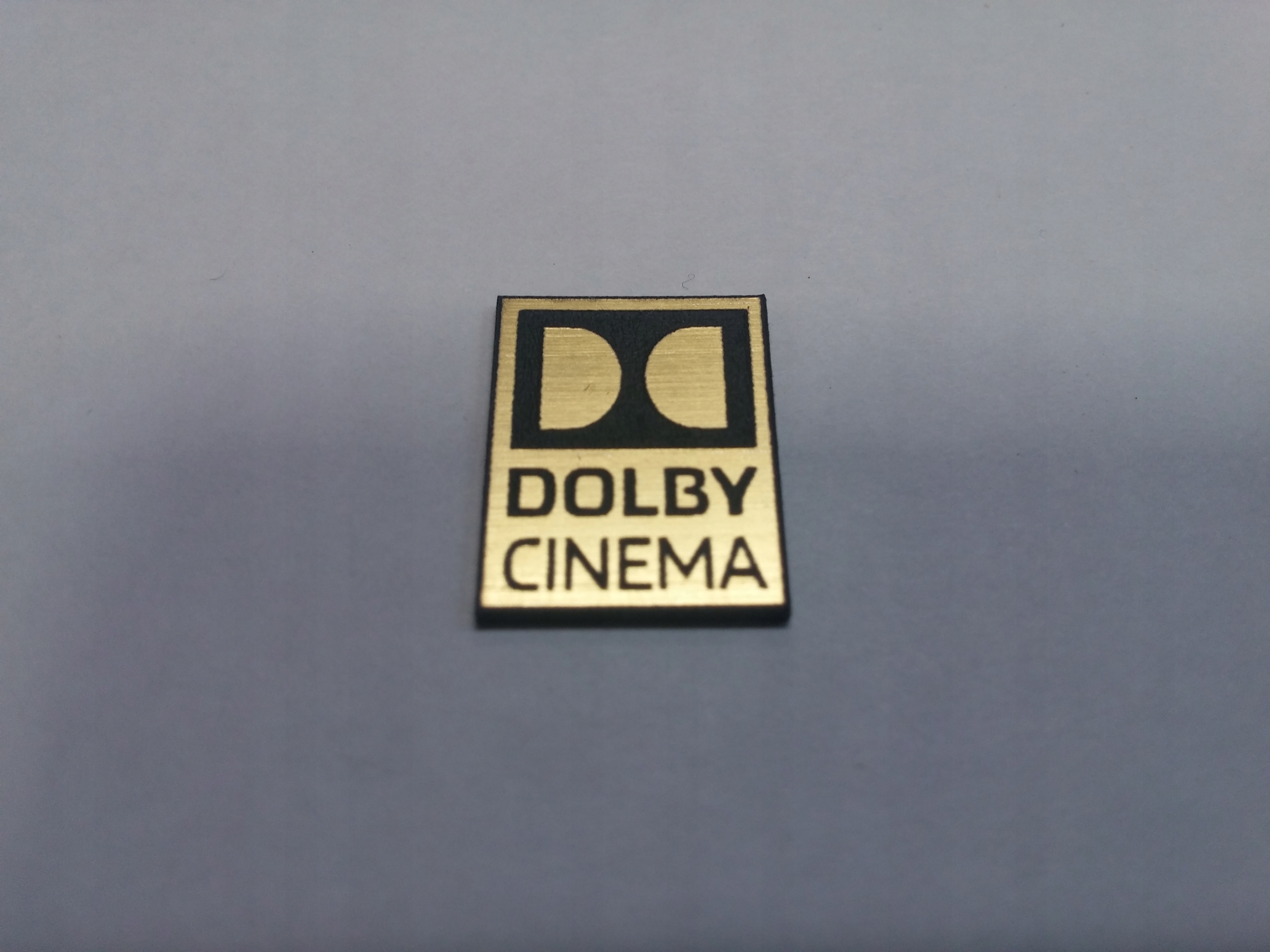 

Dolby Cinema naklejka emblemat 14 x 18 mm *złota