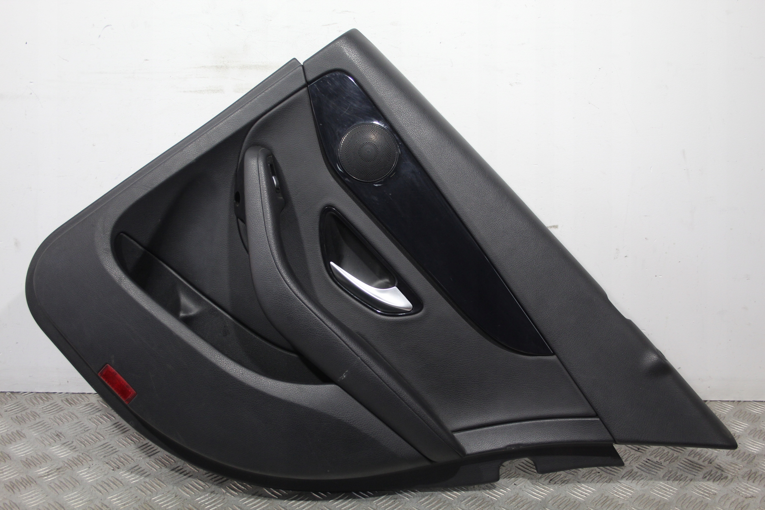 BOCZEK DRZWI PRAWY TYŁ C-KLASA W205 SEDAN