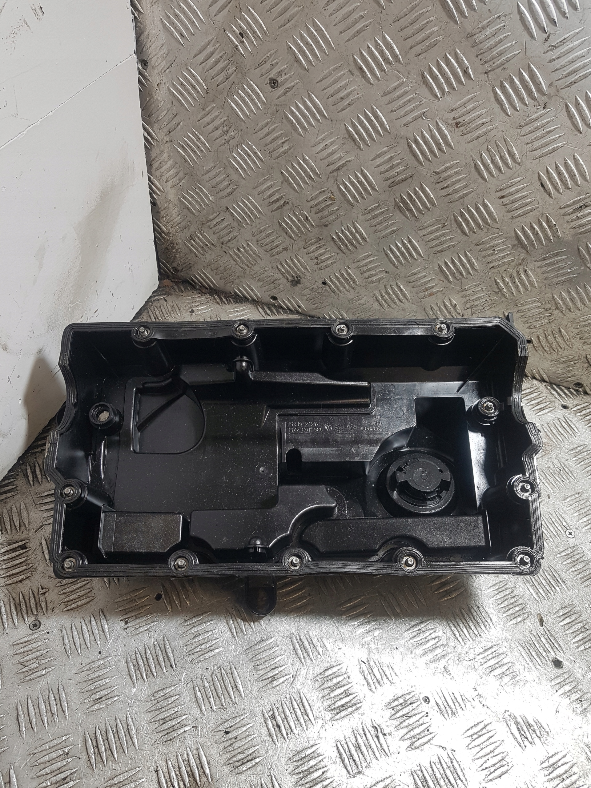 Abdeckung der Ventile VOLKSWAGEN PASSAT B6 1.9 TDI 03G103469G