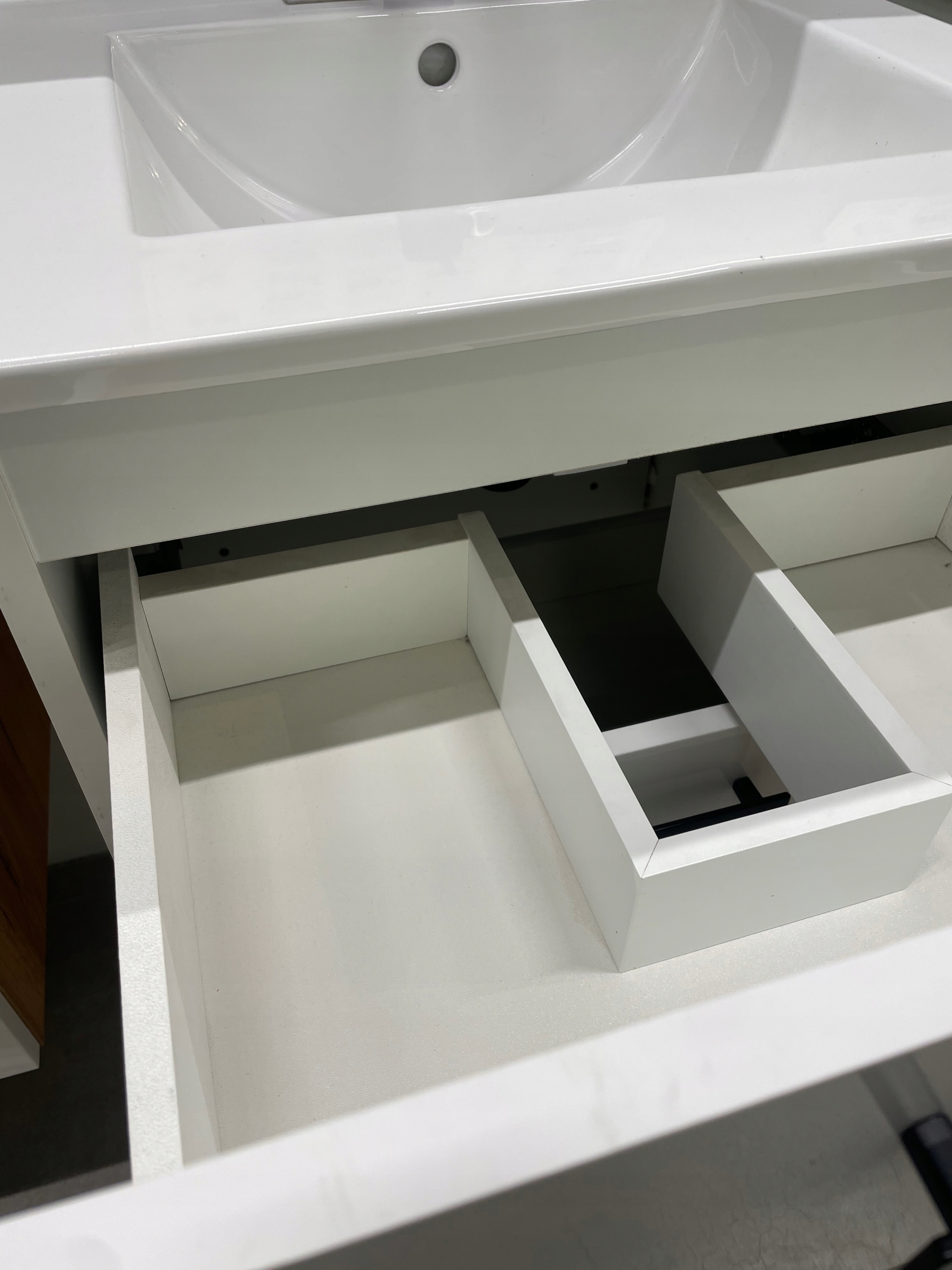 Szafka Senia wisząca biała z umywalką 50 cm czarne uchwyty Marka Astor