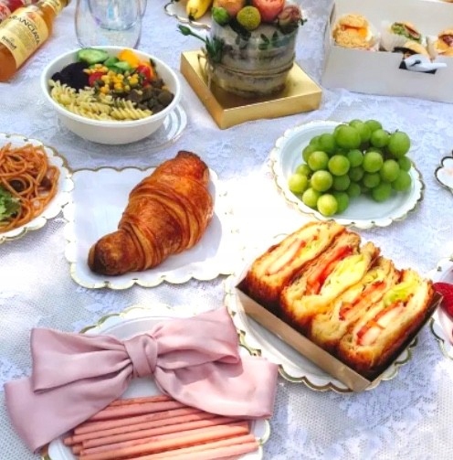 Zestaw imprezowy BIAŁE ZŁOTE eleganckie KUBECZKI TALERZYKI papierowe BOHO Materiał papier