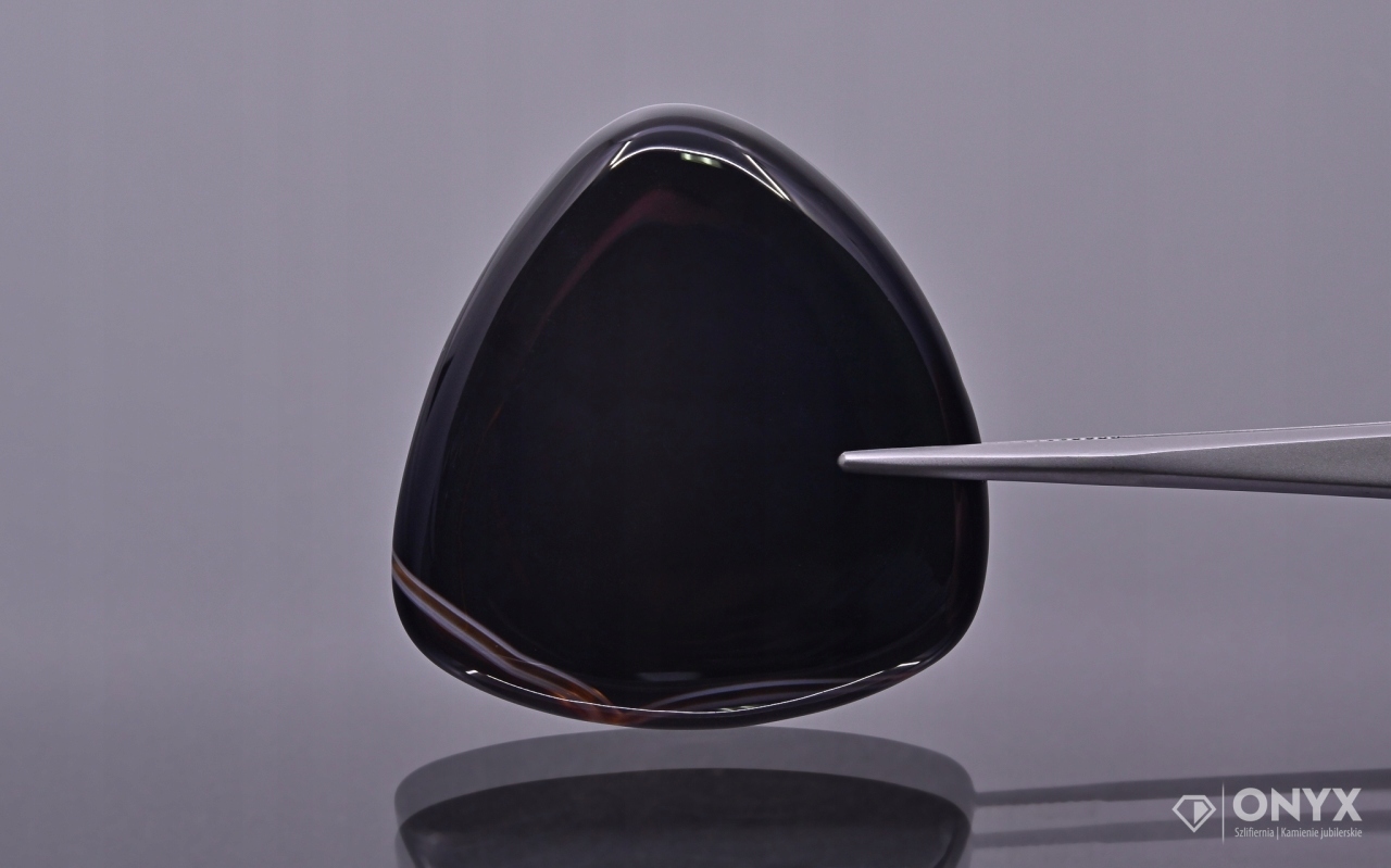 Onyx pruhovaný kabošon nepravidelný 41x39 mm