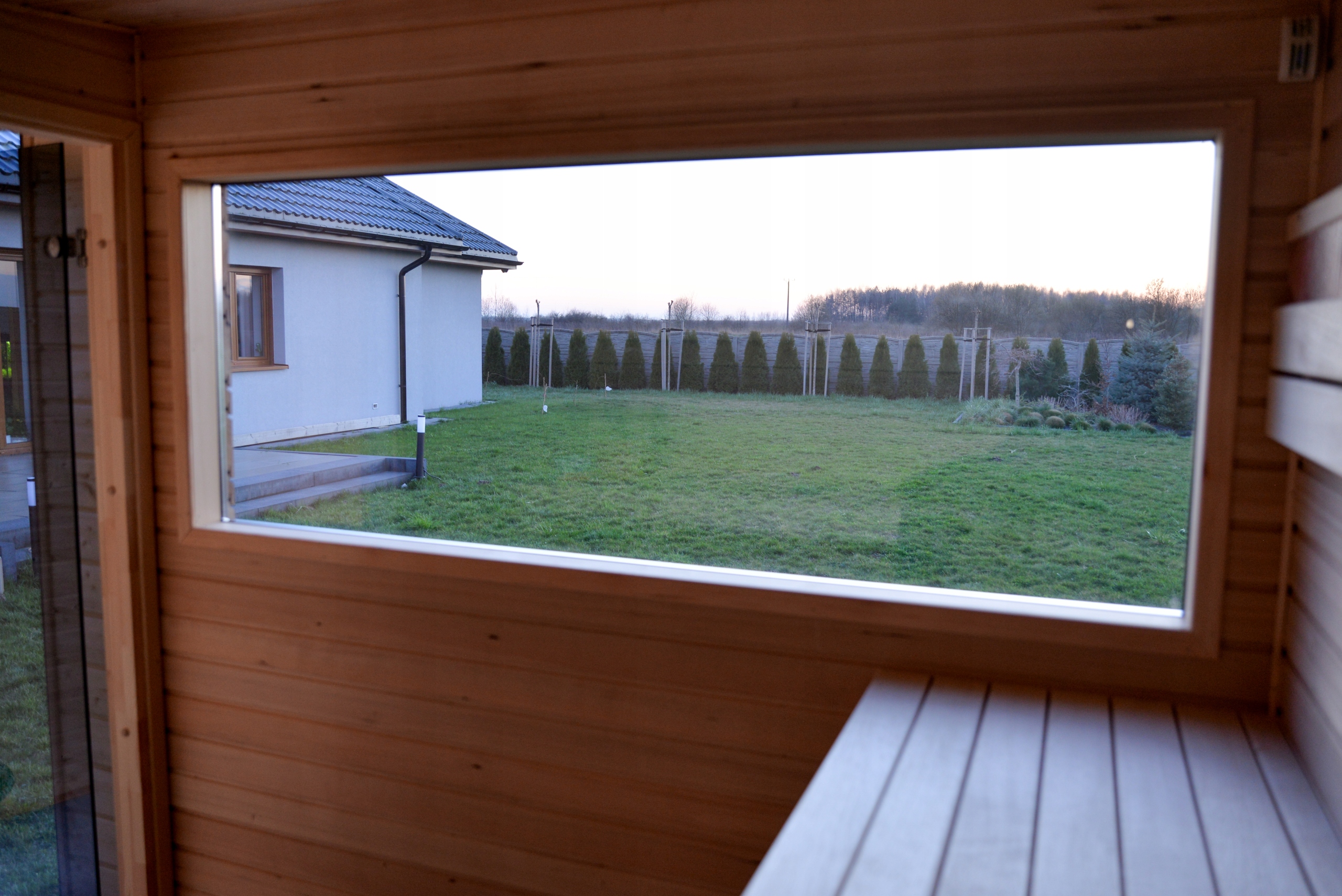 Moderni lauko sauna iš termo medienos nuotrauka 13