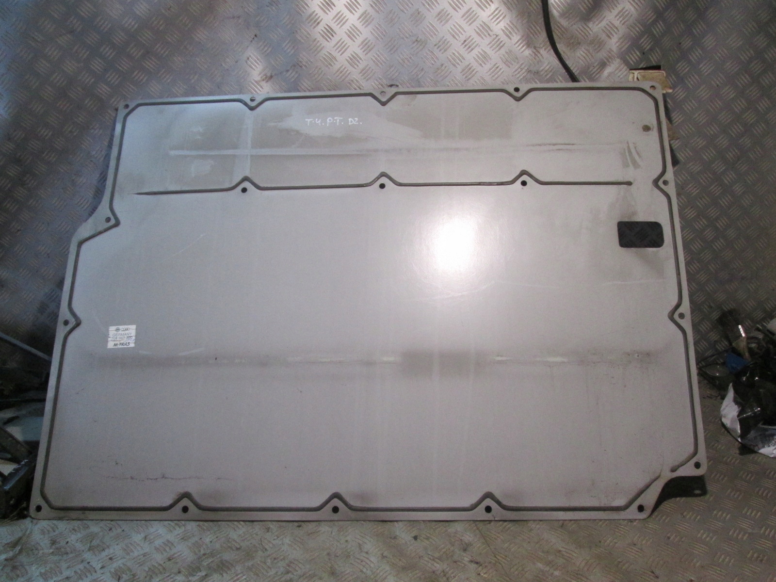 BOCZEK ZABUDOWA PRAWY TYŁ VW TRANSPORTER T4 703867204B