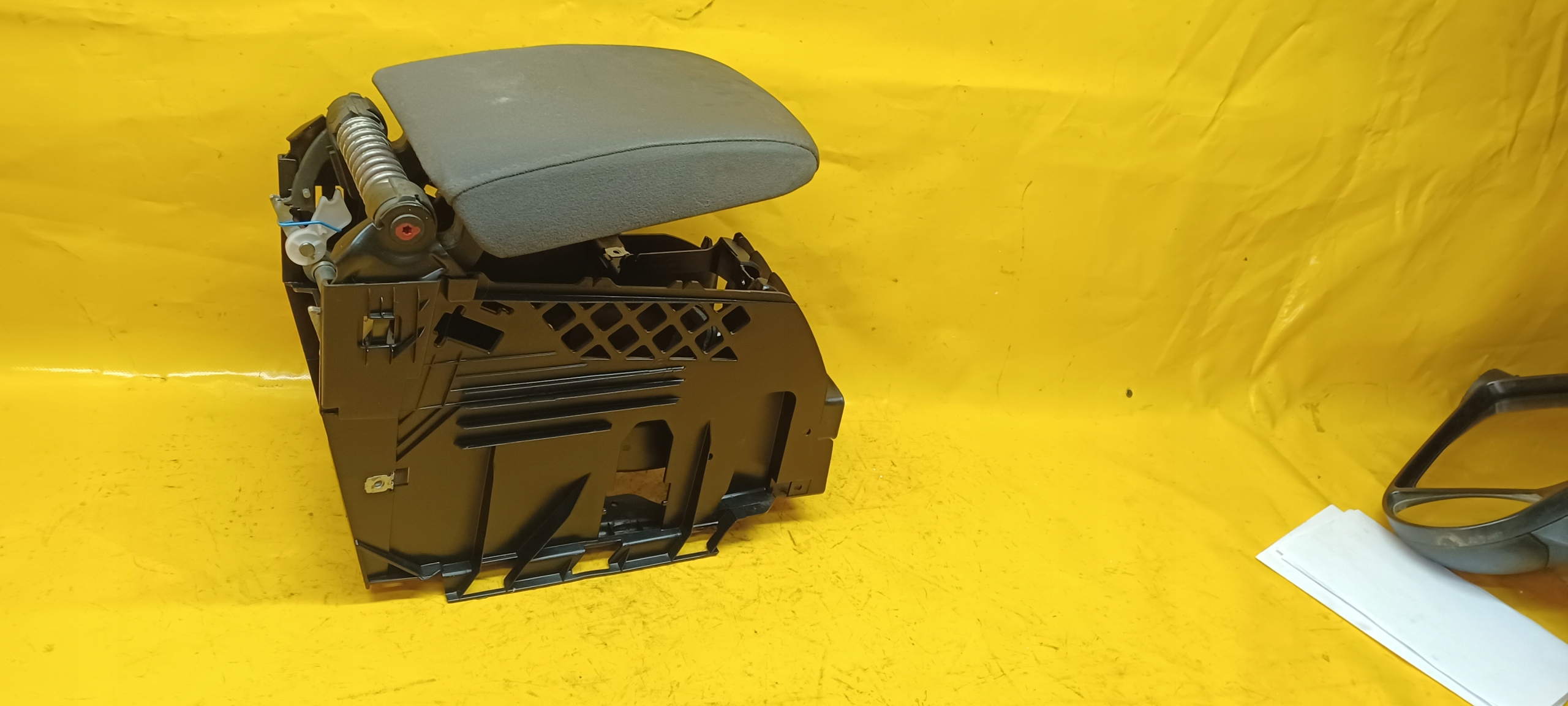 подлокотник vw Golf V 03-09r 1K0864251A .