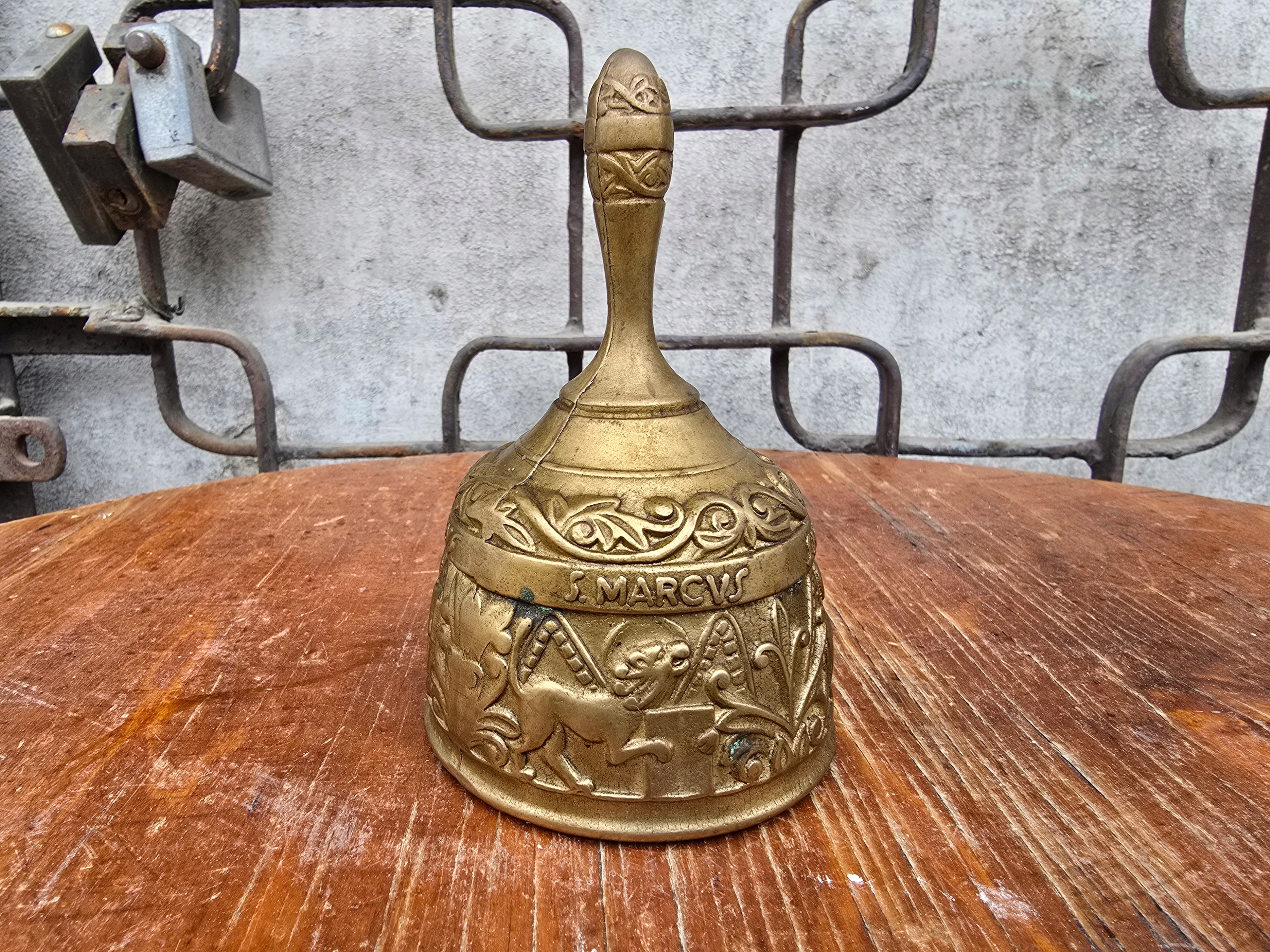 Старый латунный колокольчик