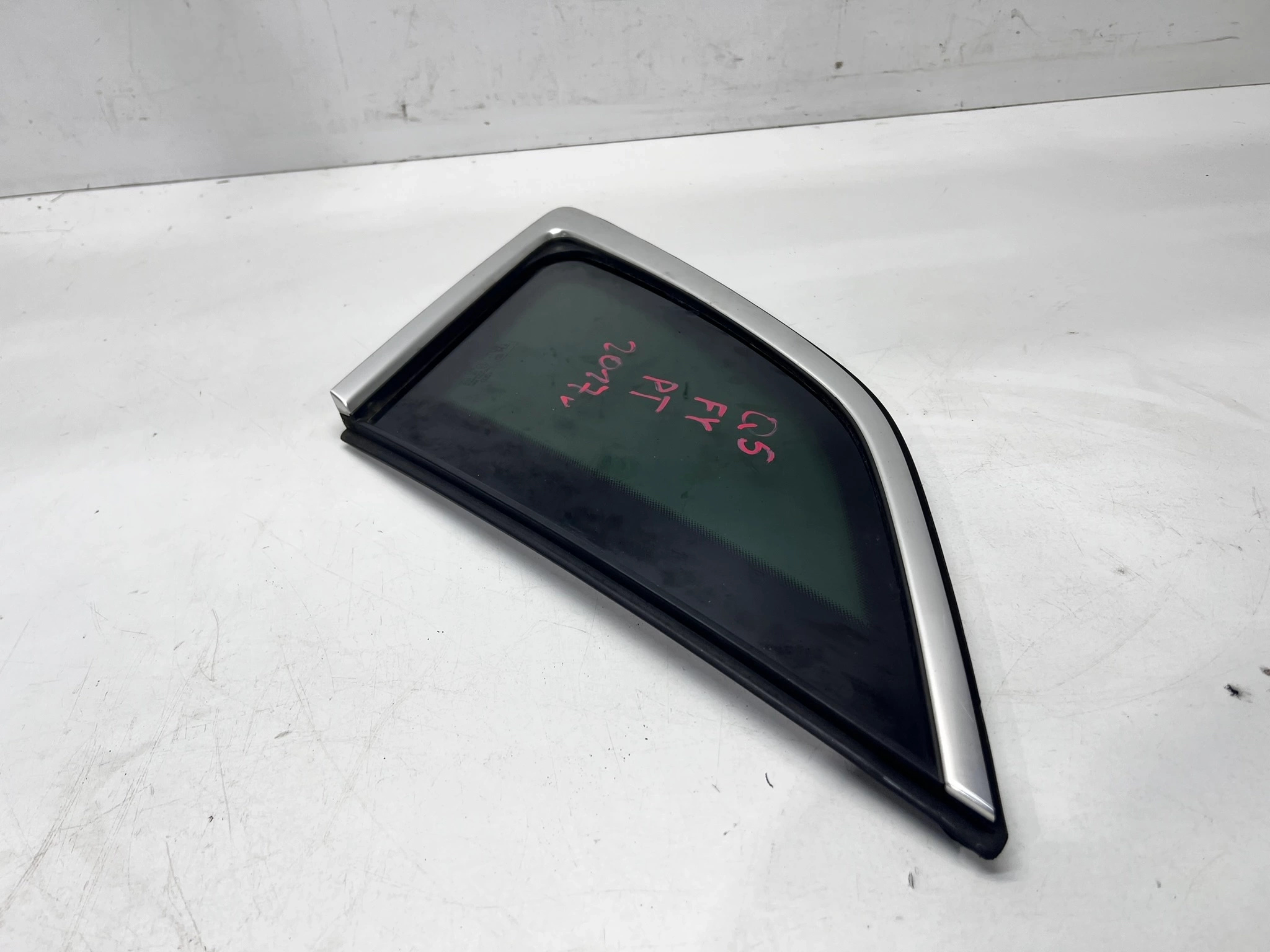 window bodywork right rear part AUDI Q5 FY 2017R 80A845298J