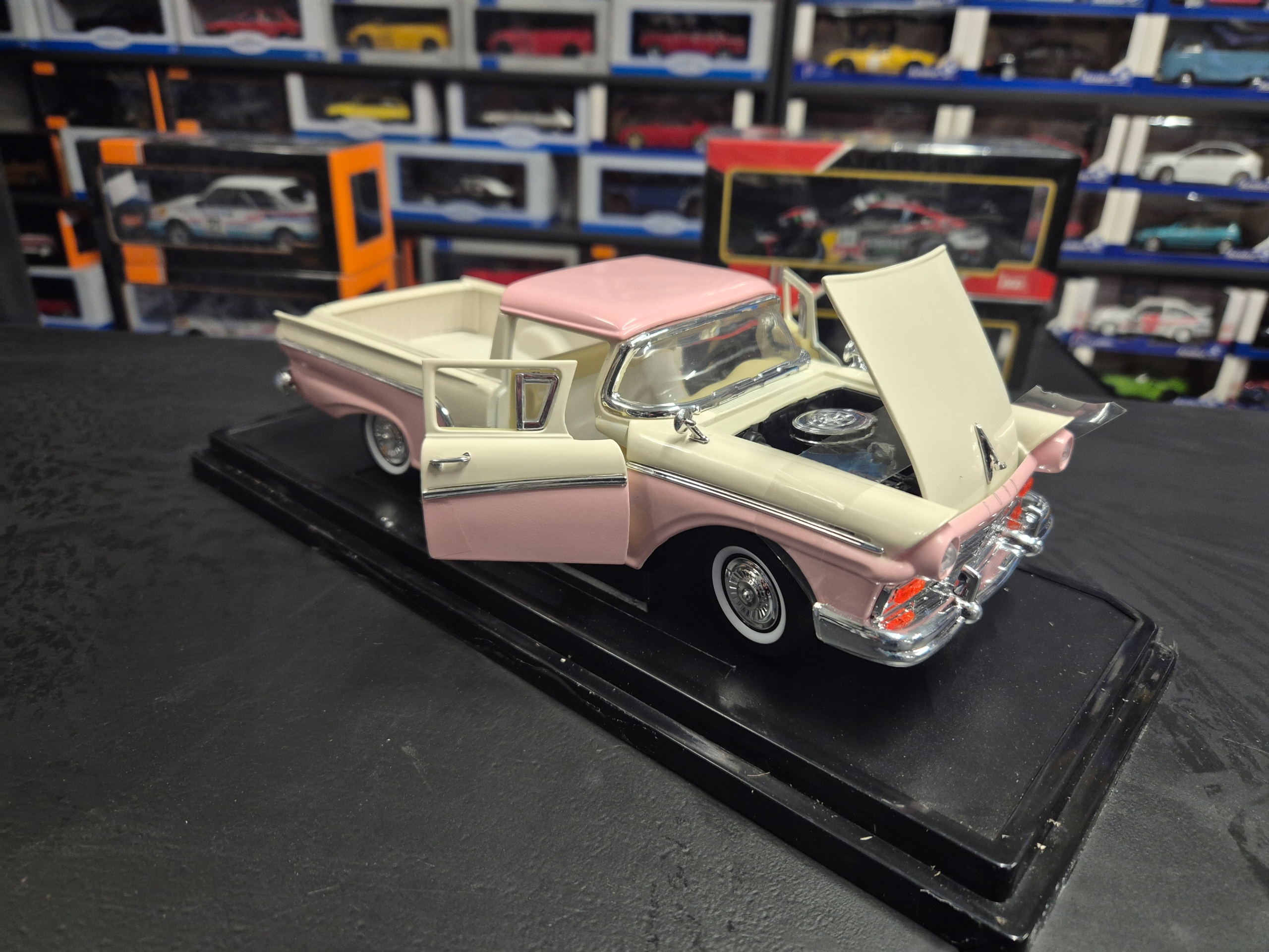 FORD RANCHERO 1957 1/18 ROAD SIGNATURE LDC 92208 Stan złożenia Całość / die cast