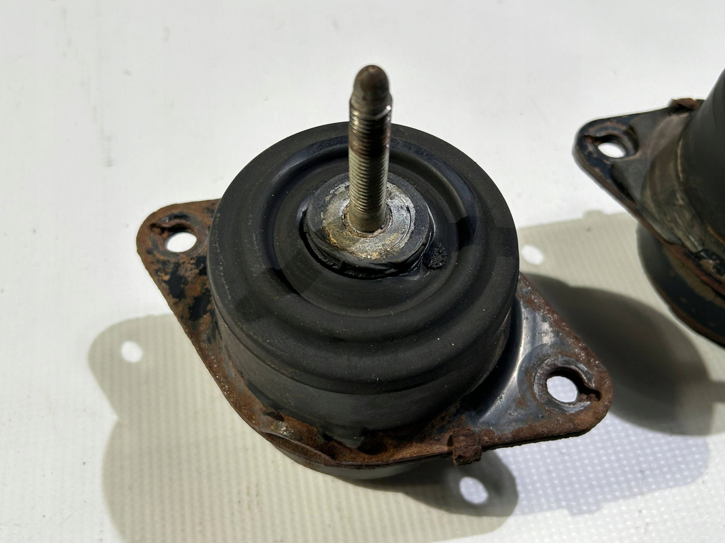console holder engine mount right left Ford Mustang 4.6 2010