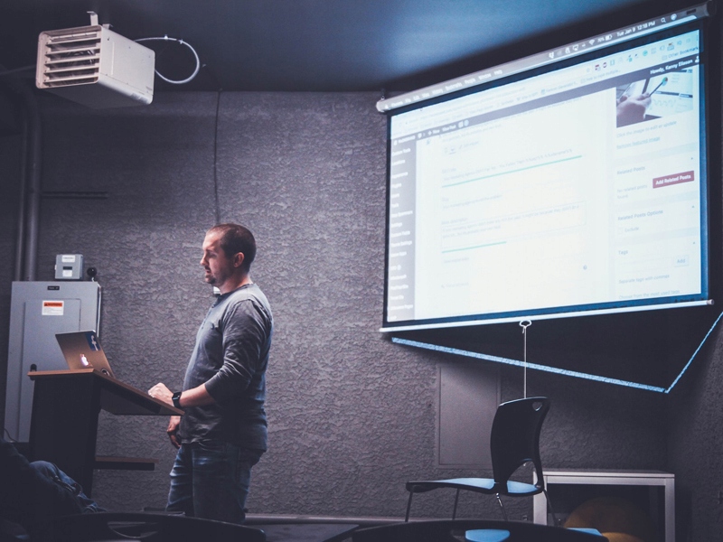 Ekran projekcyjny PÓŁAUTOMAT ŚCIENNY SUFITOWY 170x130 cm 84 cale FULL HD 4K Wysokość 130 cm