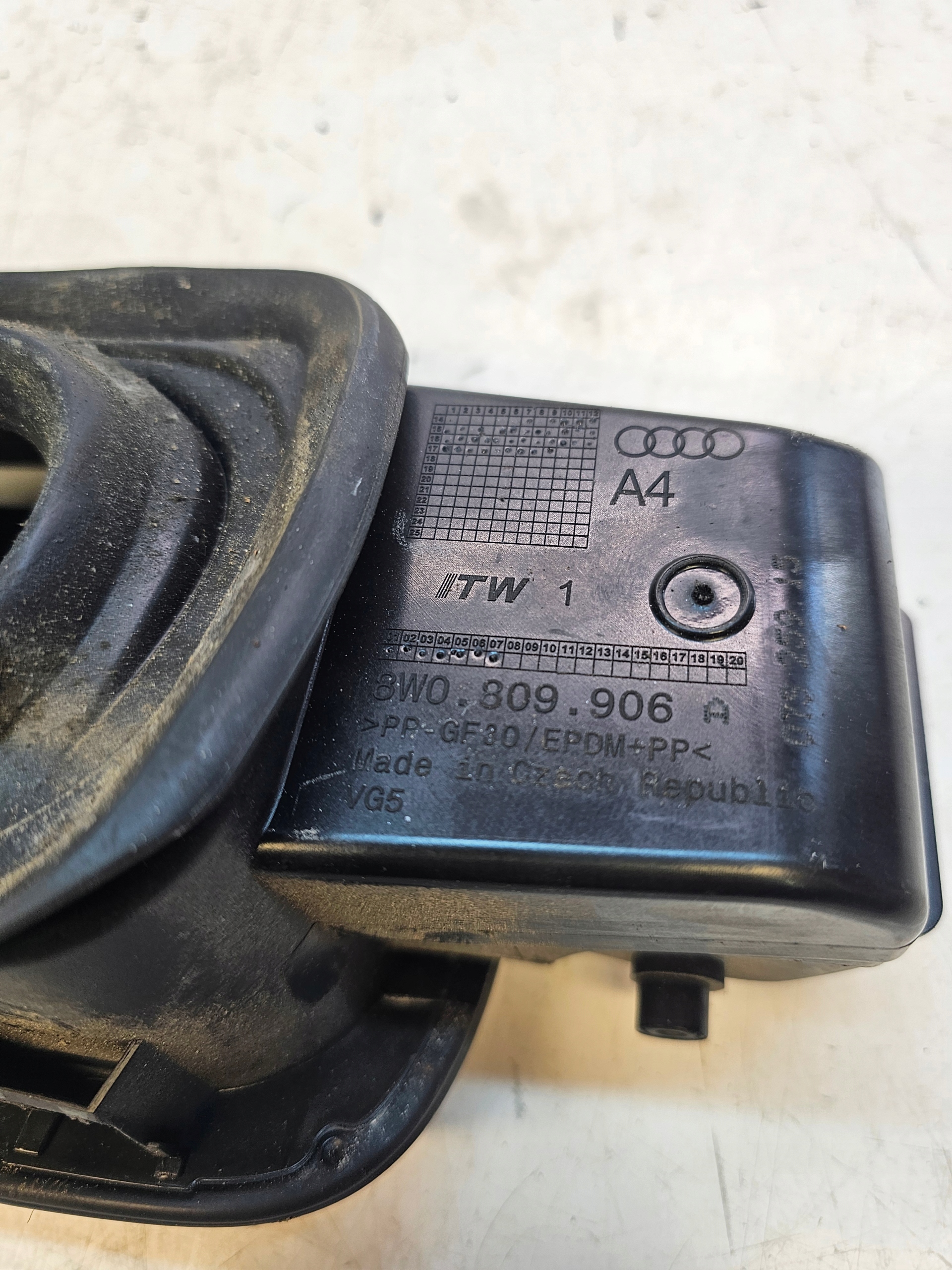 Tankklappe des Kraftstoffsbehälters AUDI A4 B9 8W0809906A LS9R