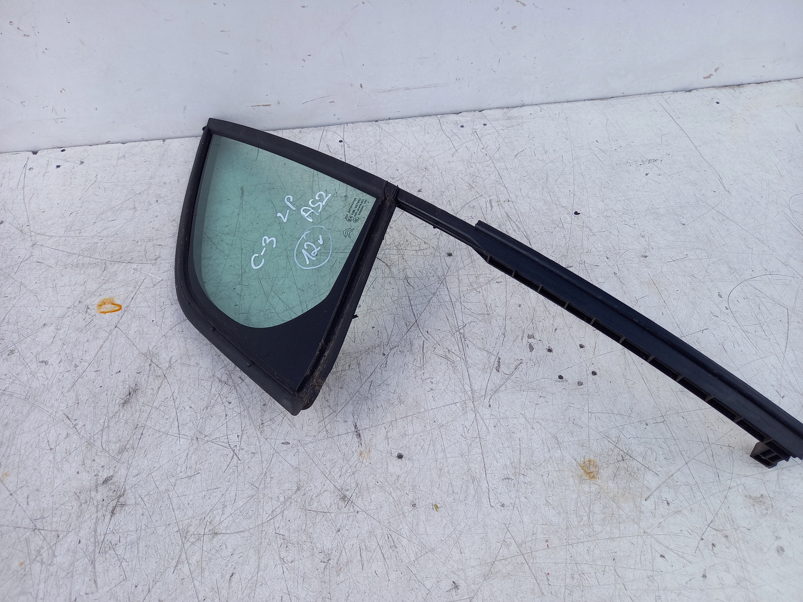 Szybka lewy przód Citroen C3 II AS2 12r