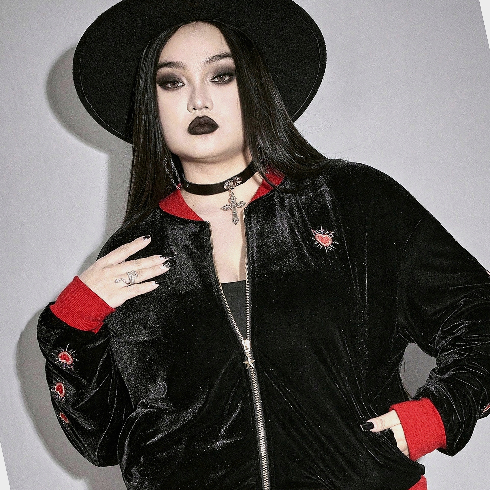 Bunda Bomber Sametová Zdobená Gotickým Motivem Dámská Černá 3XL 46