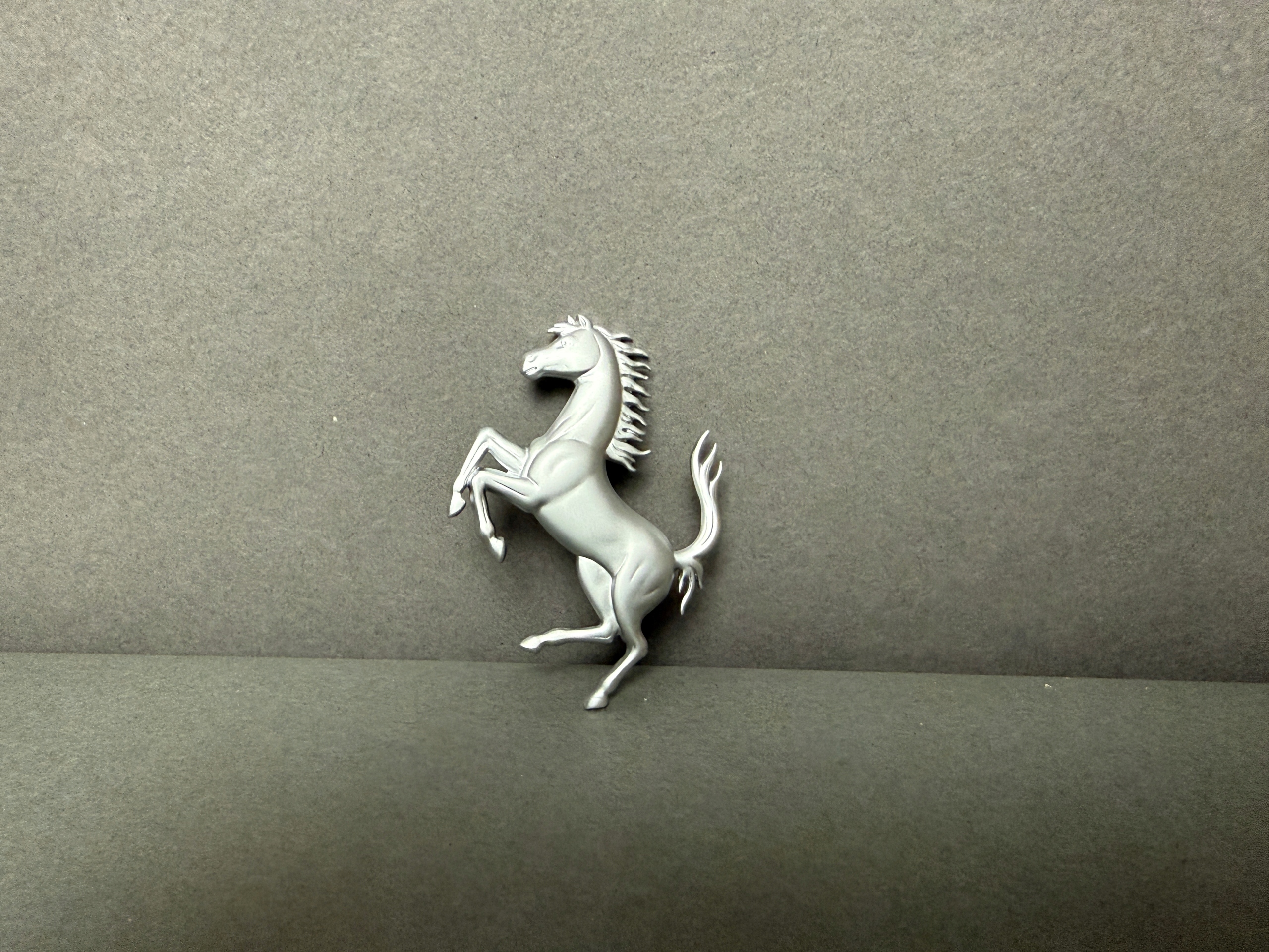 Emblém Cavallino Rampante Ferrari Purosangue strieborný mat 884272