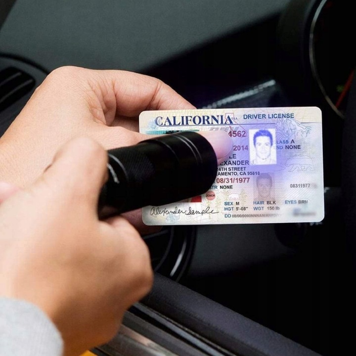 KIESZONKOWY TESTER UV FAŁSZYWYCH BANKNOTÓW PIENIĘDZY ZD75A LATARKA ZOOM Model ZD75A