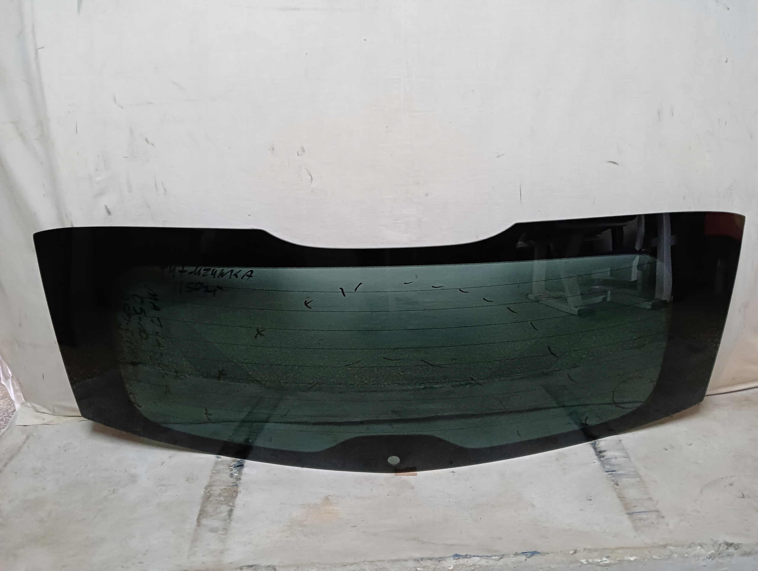 SZYBA TYLNA MAZDA V-5 (2005-2010) AS3-CIEMNA RYSY WYCIERACZEK