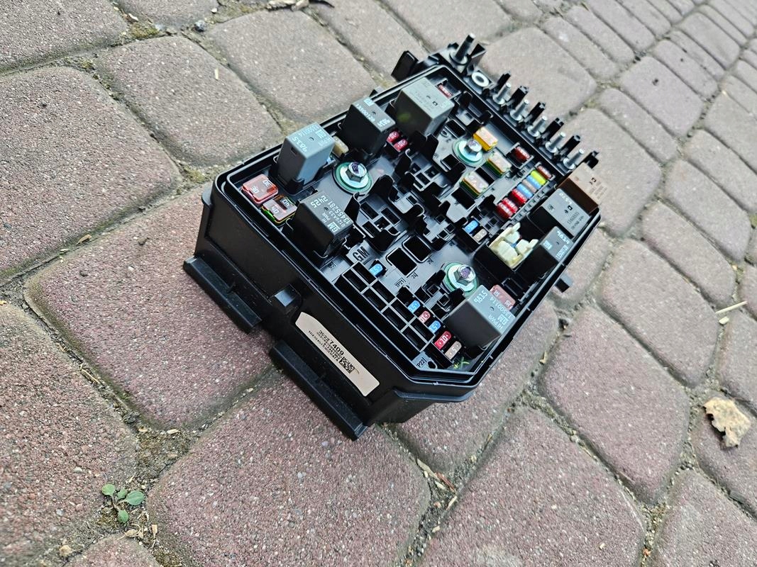 Module fusibles Module OPEL Astra K V 39227409