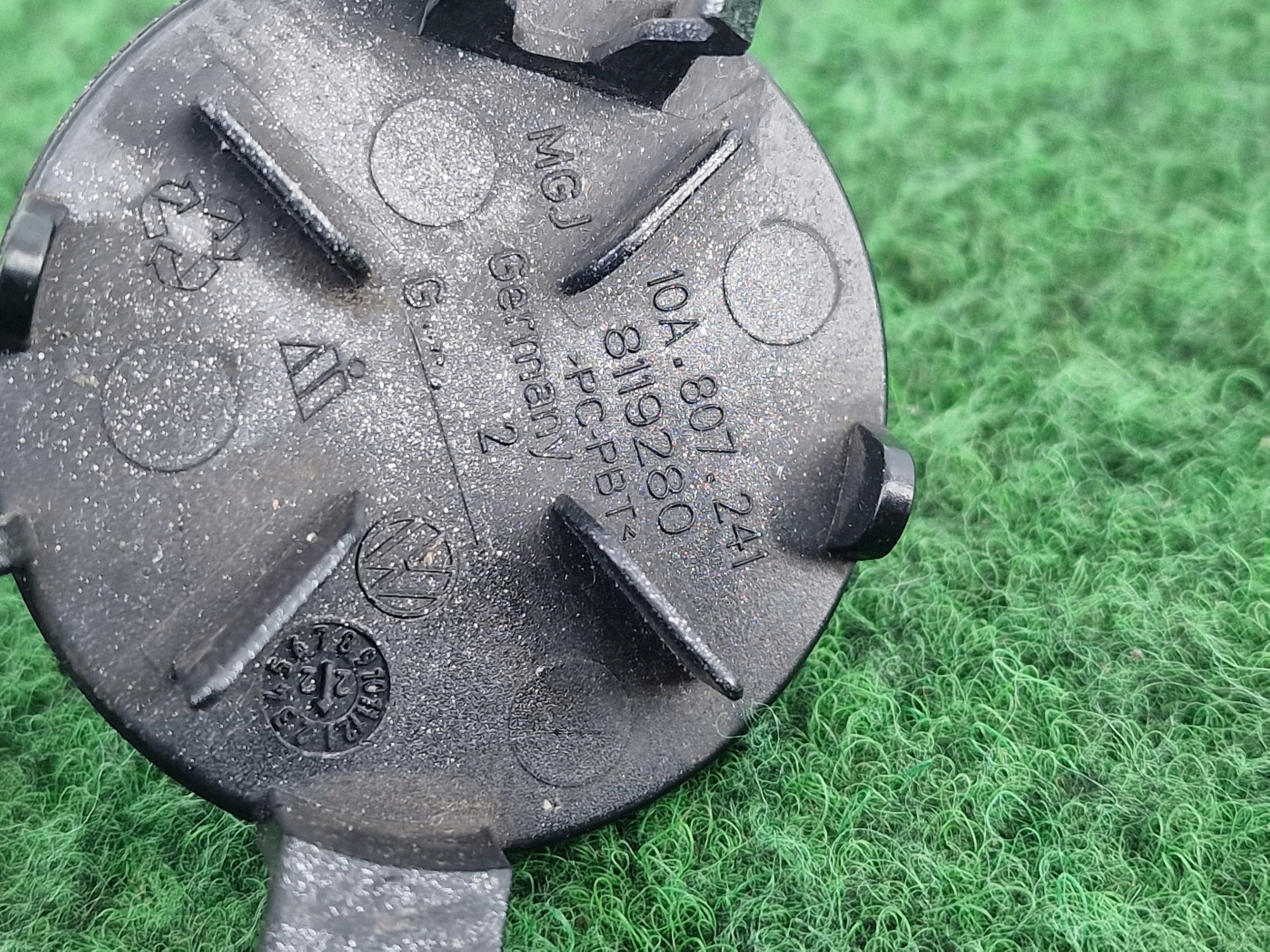 VW ID.3 10A Abschleppöse der Stoßstange vorne 10A807241 KA22/UL572