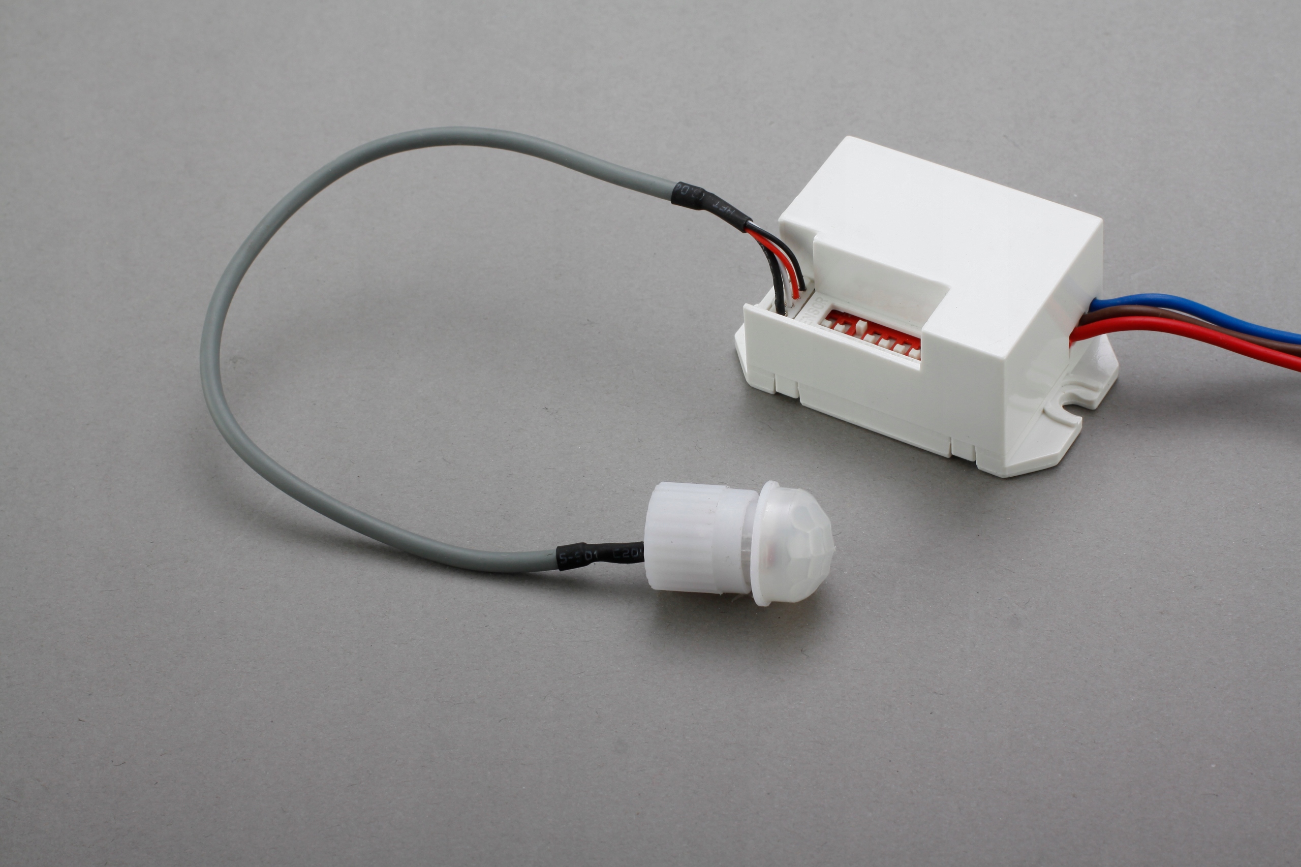 CZUJNIK RUCHU ZMIERZCHU SENSOR PIR Z SONDĄ 800W 360 st. IP 65 220/240 V AC EAN (GTIN) 5900804146124