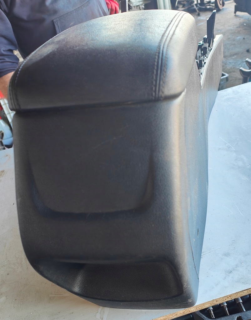 kia OPTIMA IV 16r подлокотник тунель середина европа