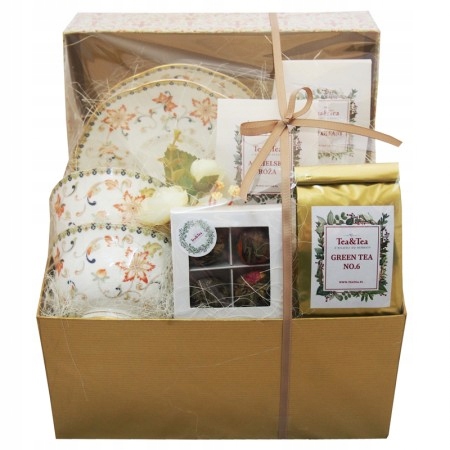 Sada s porcelánem a čaji.