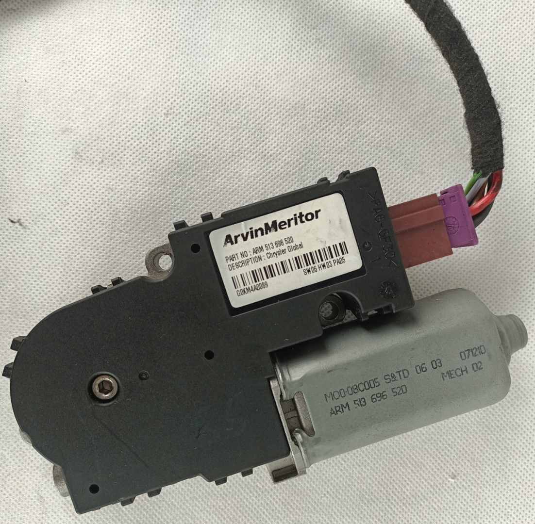 ARM513696520 - Двигатель люка Jeep Grand Cherokee 2010-201