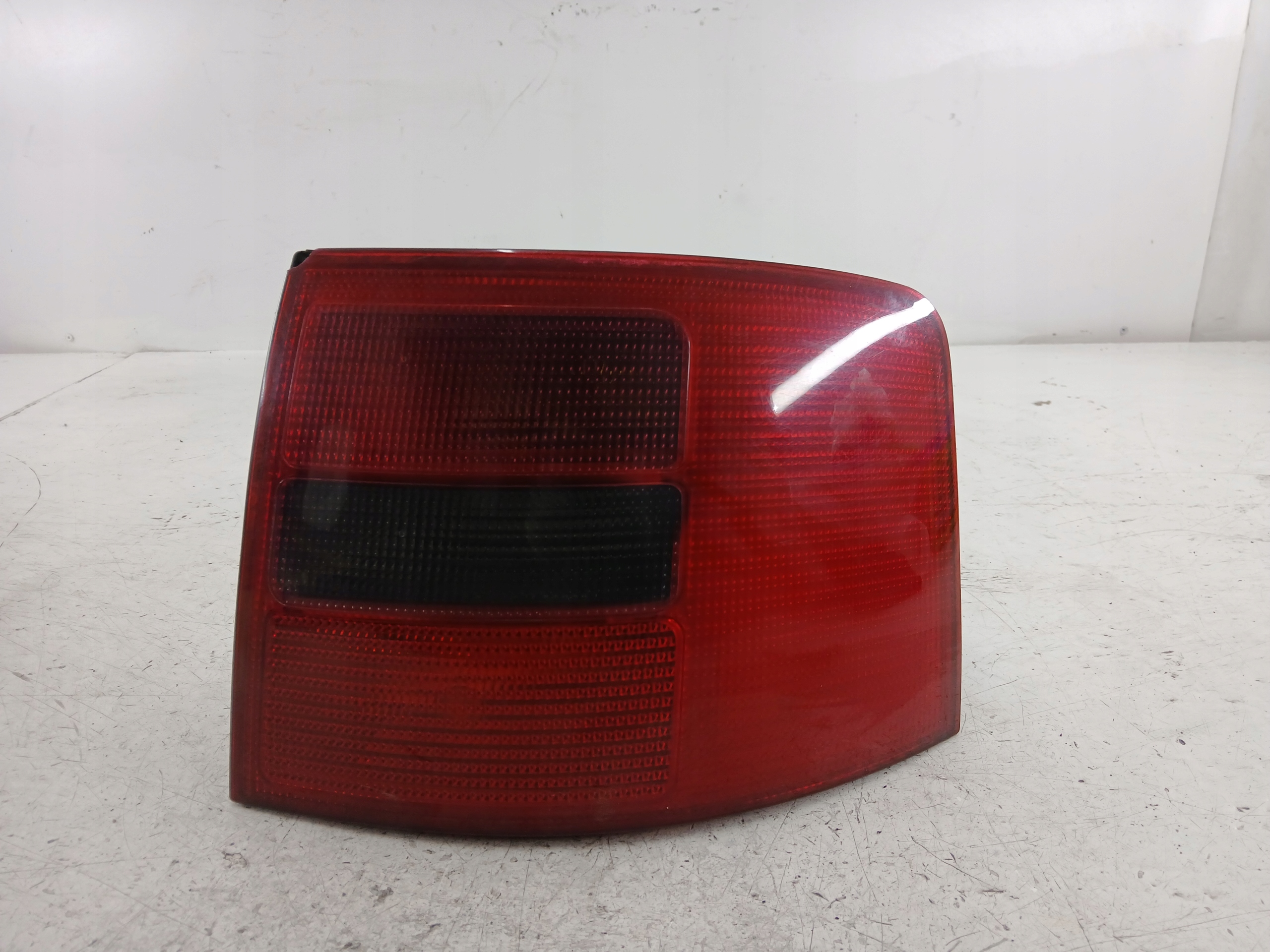 AUDI A6 C5 KOMBI light right rear part 4B9945096D