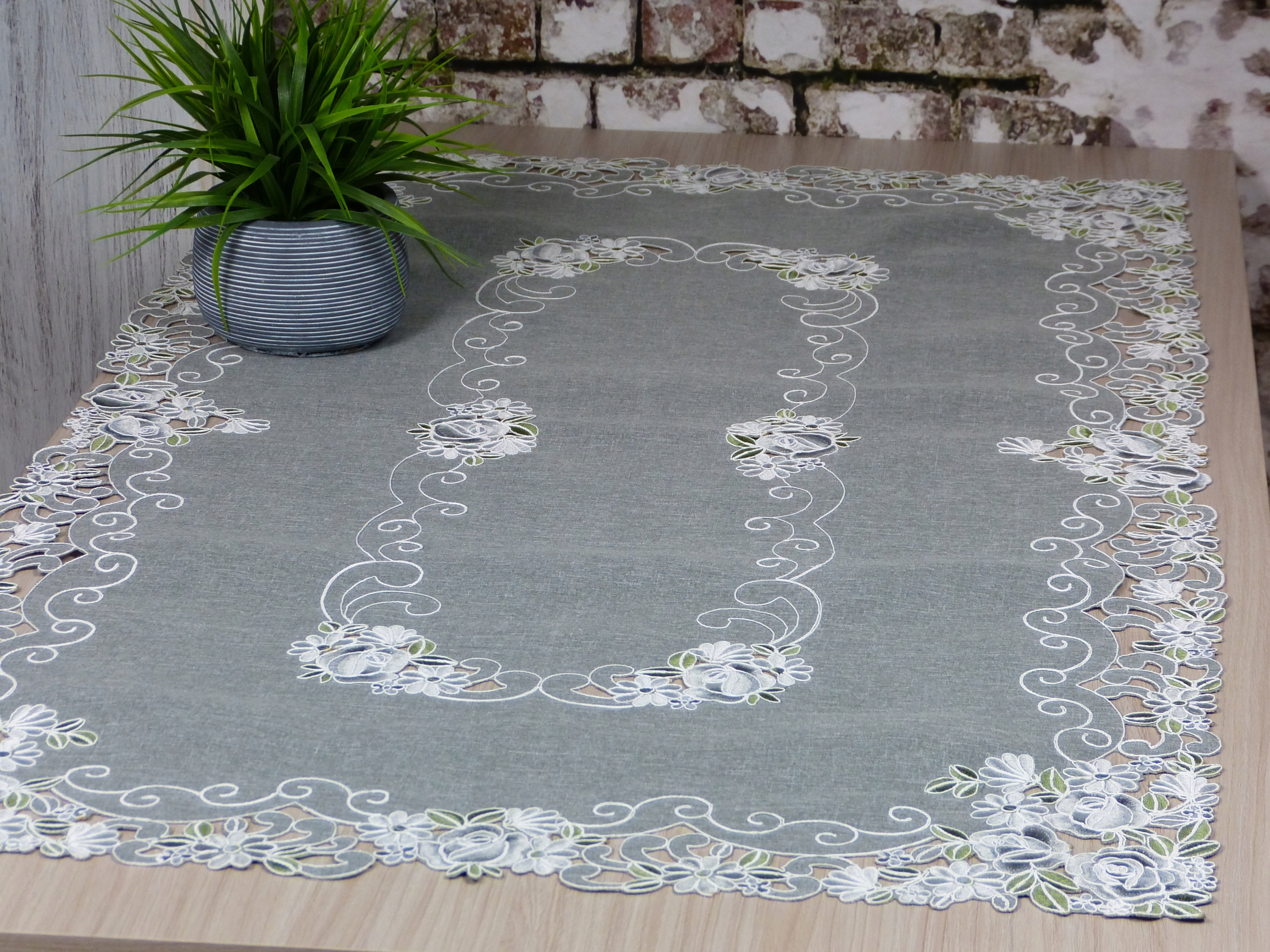 

Haftowany Bieżnik obrus na stół 80x140cm szary