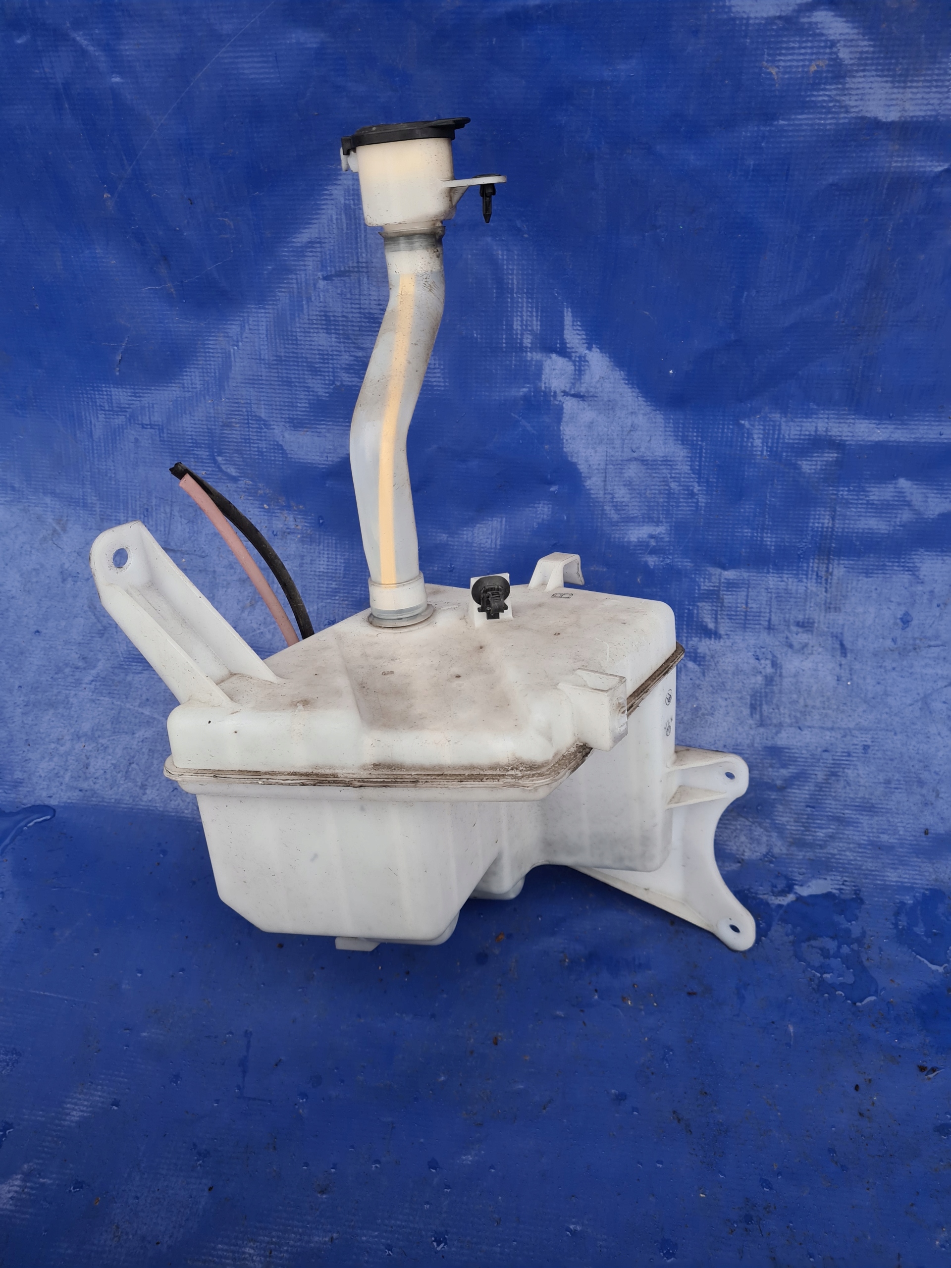 060851-252 - Toyota AURIS и 07-12 бачок омывателя